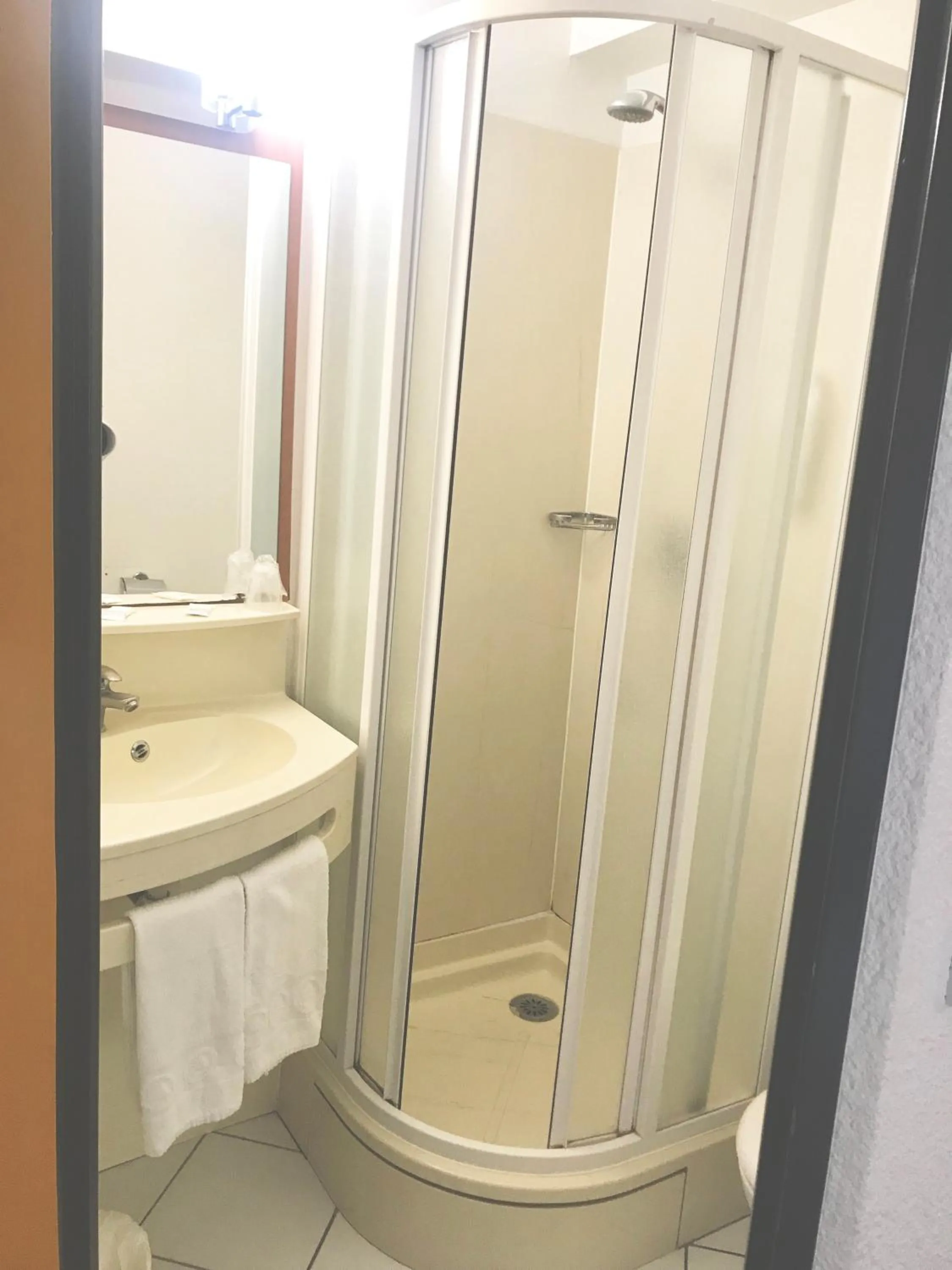 Shower in Welcomotel Beauvais Aéroport