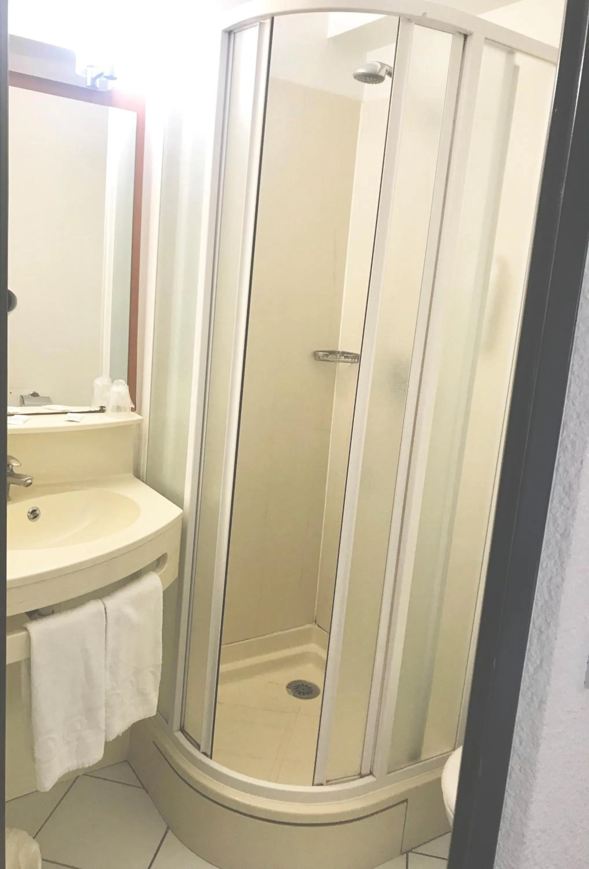 Bathroom in Welcomotel Beauvais Aéroport