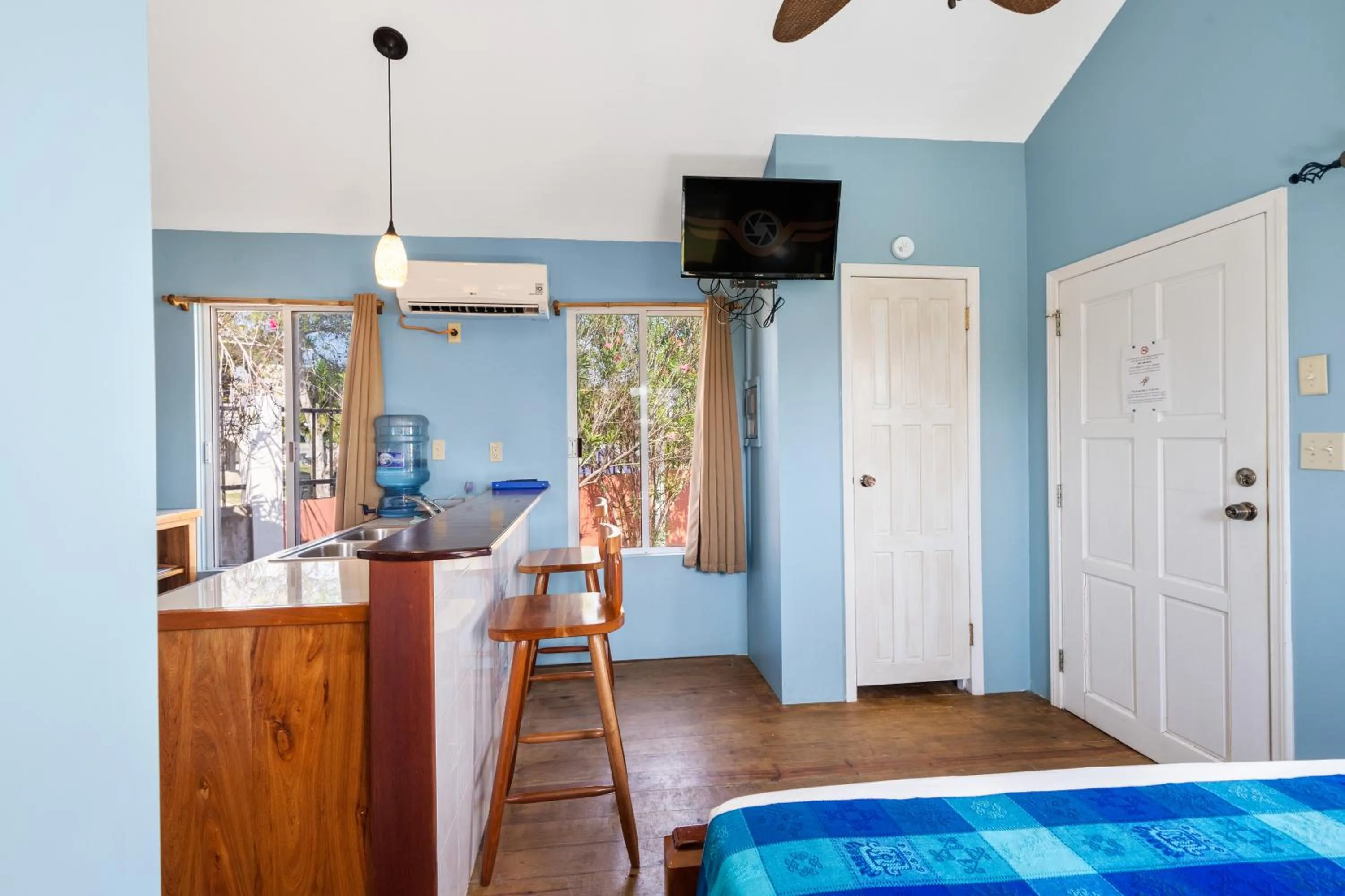 TV and multimedia, Bed in Tilt-Ta-Dock Resort Belize