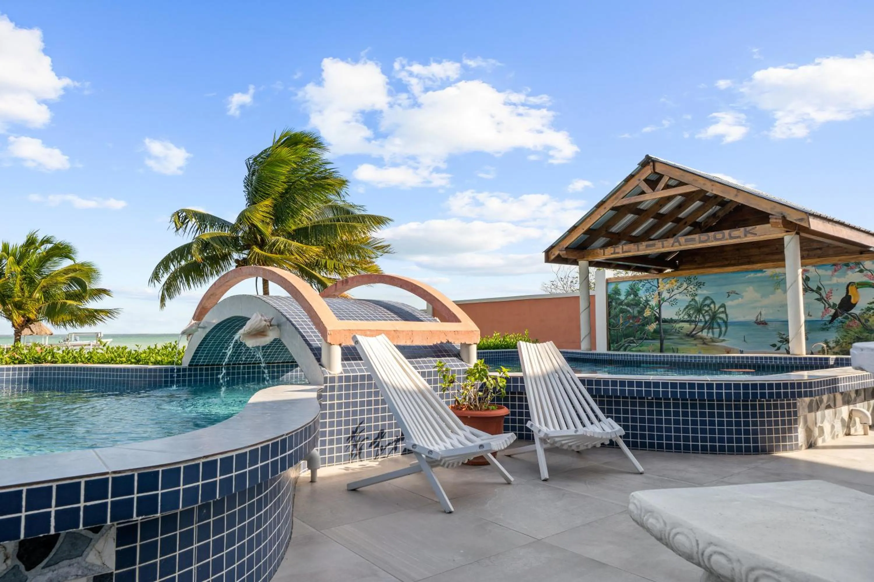 Swimming pool in Tilt-Ta-Dock Resort Belize