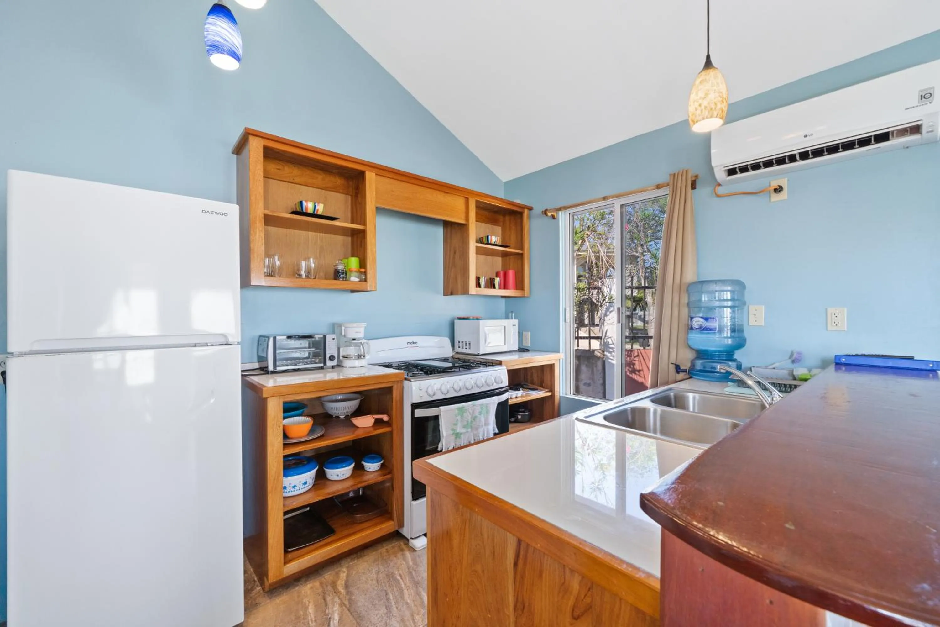 Kitchen or kitchenette in Tilt-Ta-Dock Resort Belize