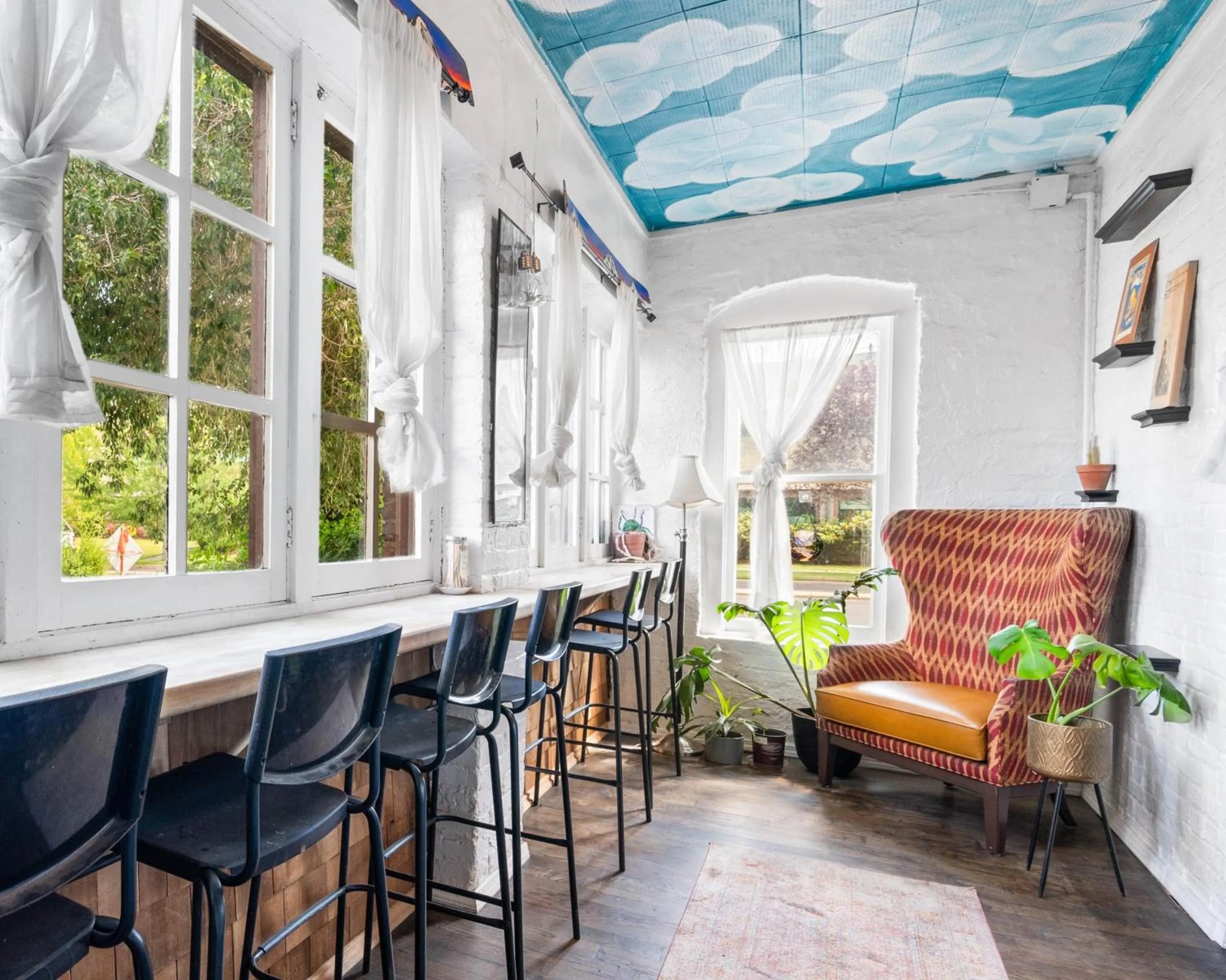 Communal lounge/ TV room in Bunk & Brew Historic Lucas House - Hostel