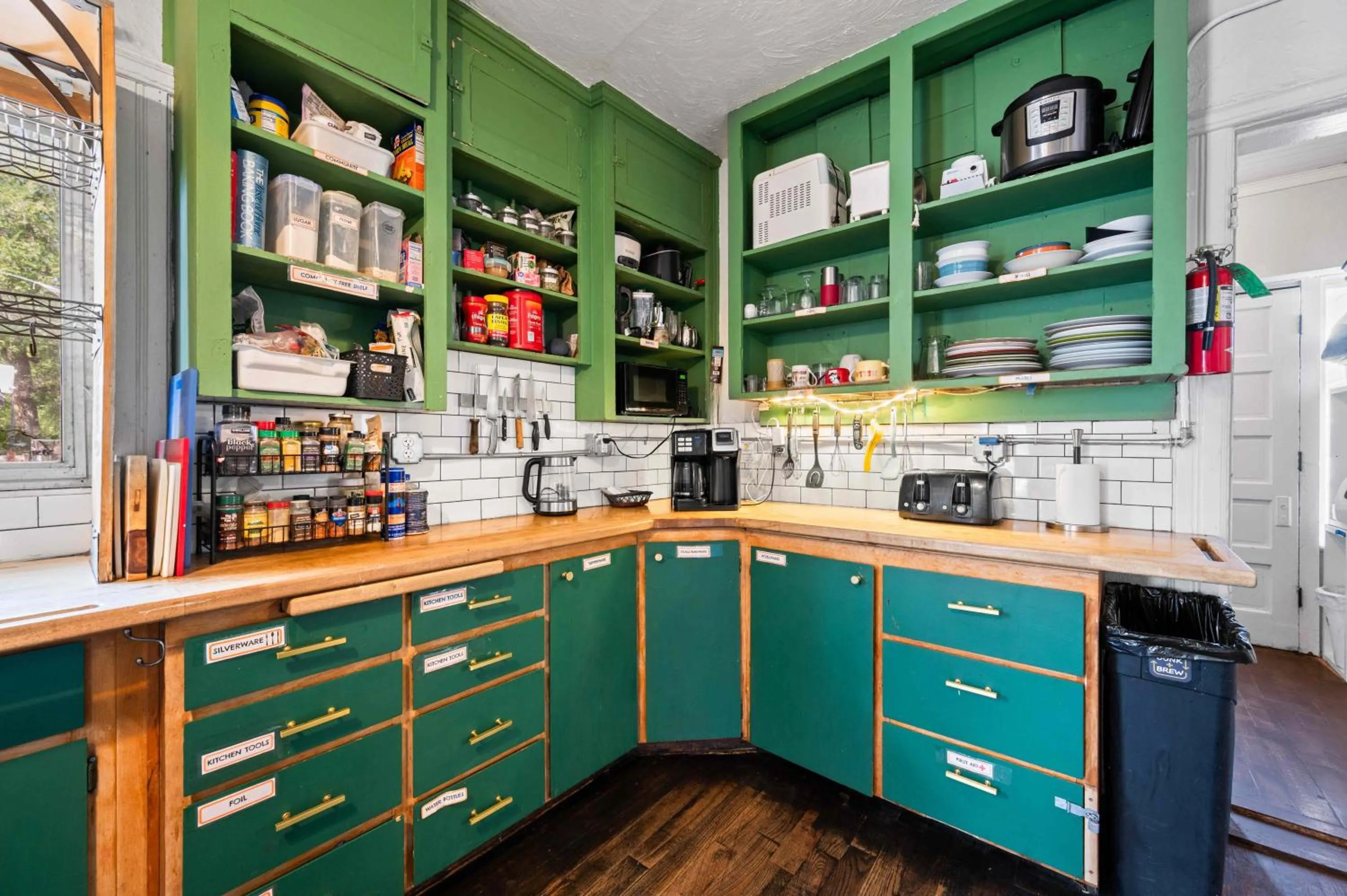 Communal kitchen in Bunk & Brew Historic Lucas House - Hostel