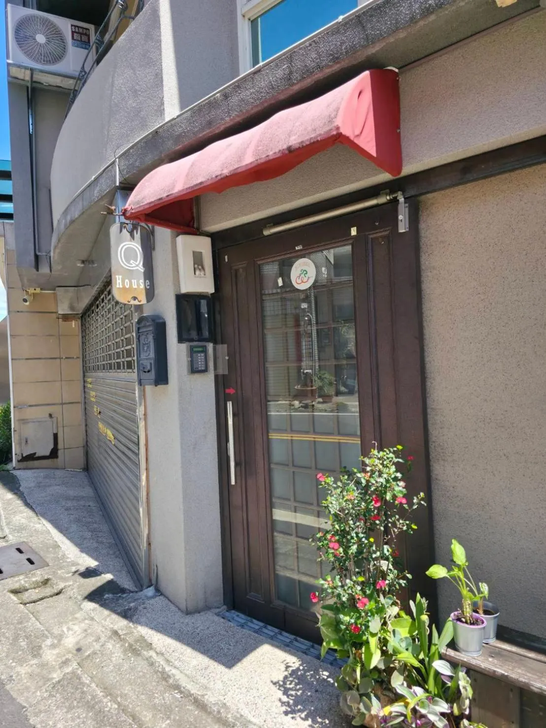 Facade/entrance in Q House