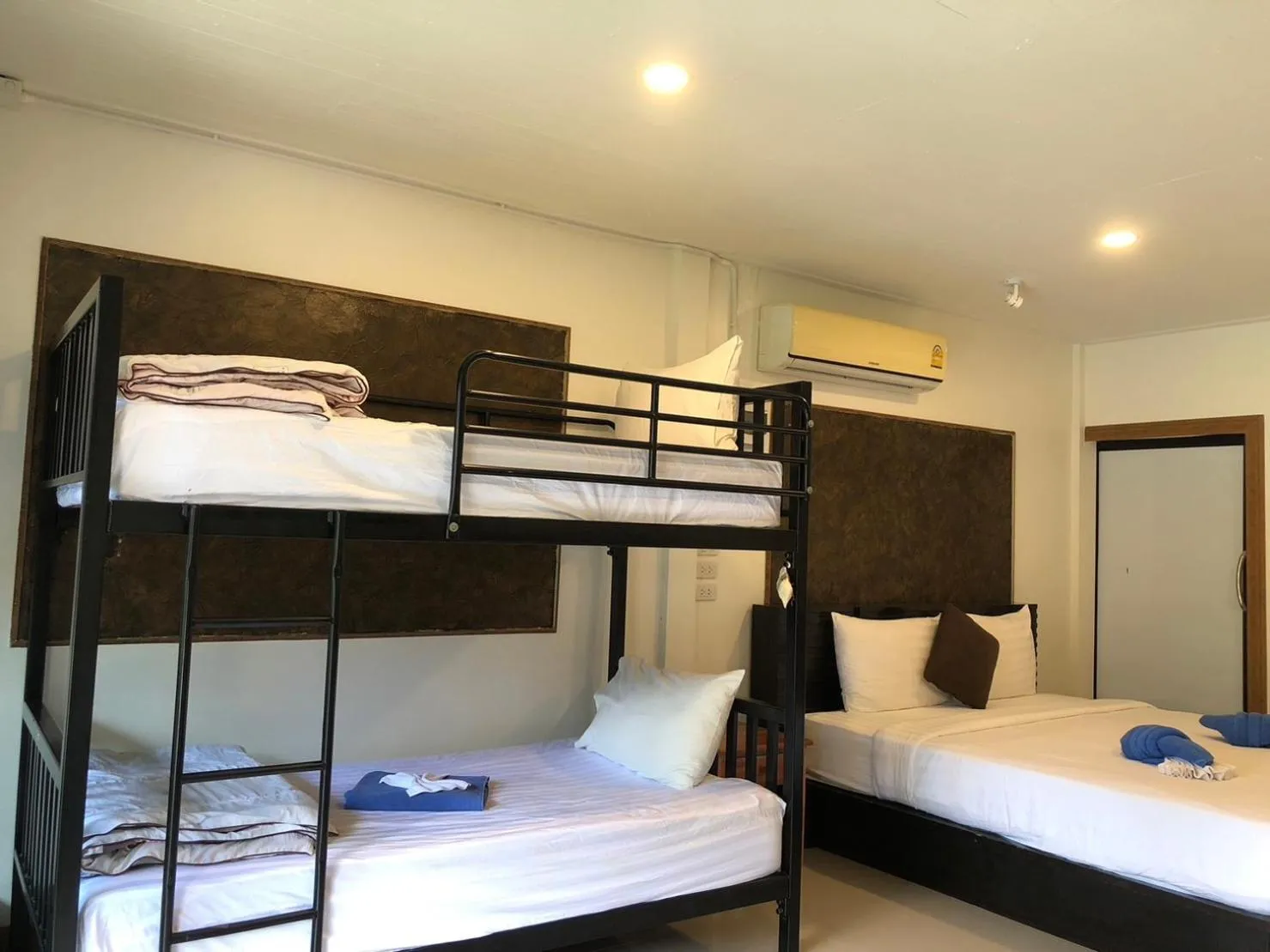 Bed in Klongdao Sunset Villa