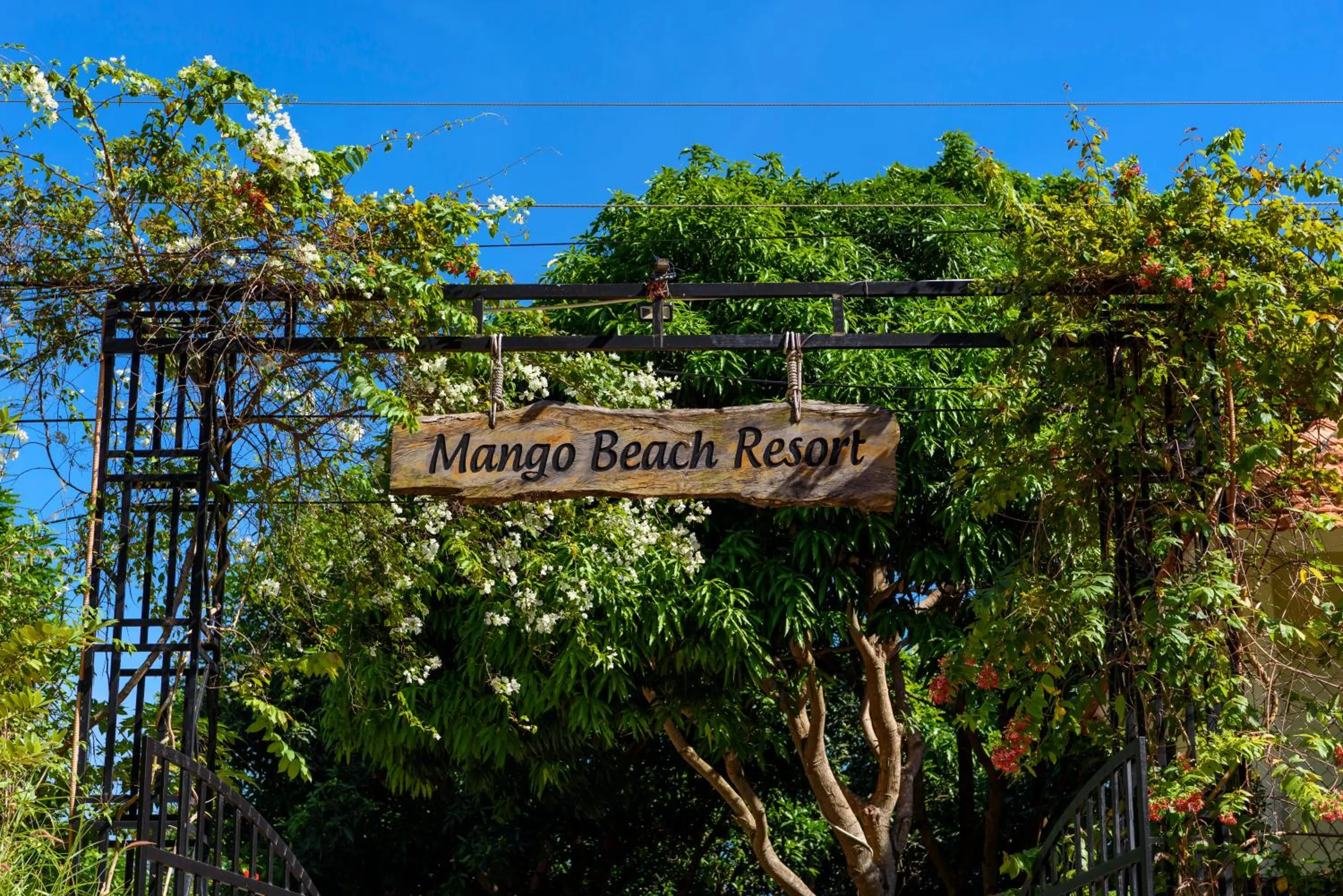 Facade/entrance in Mango Beach Resort