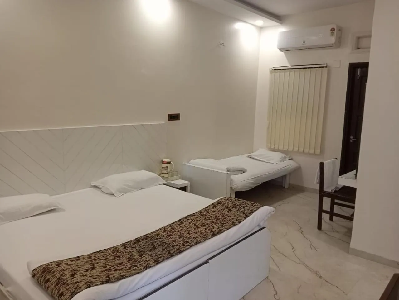 air conditioner, Bed in Hotel New Sunder