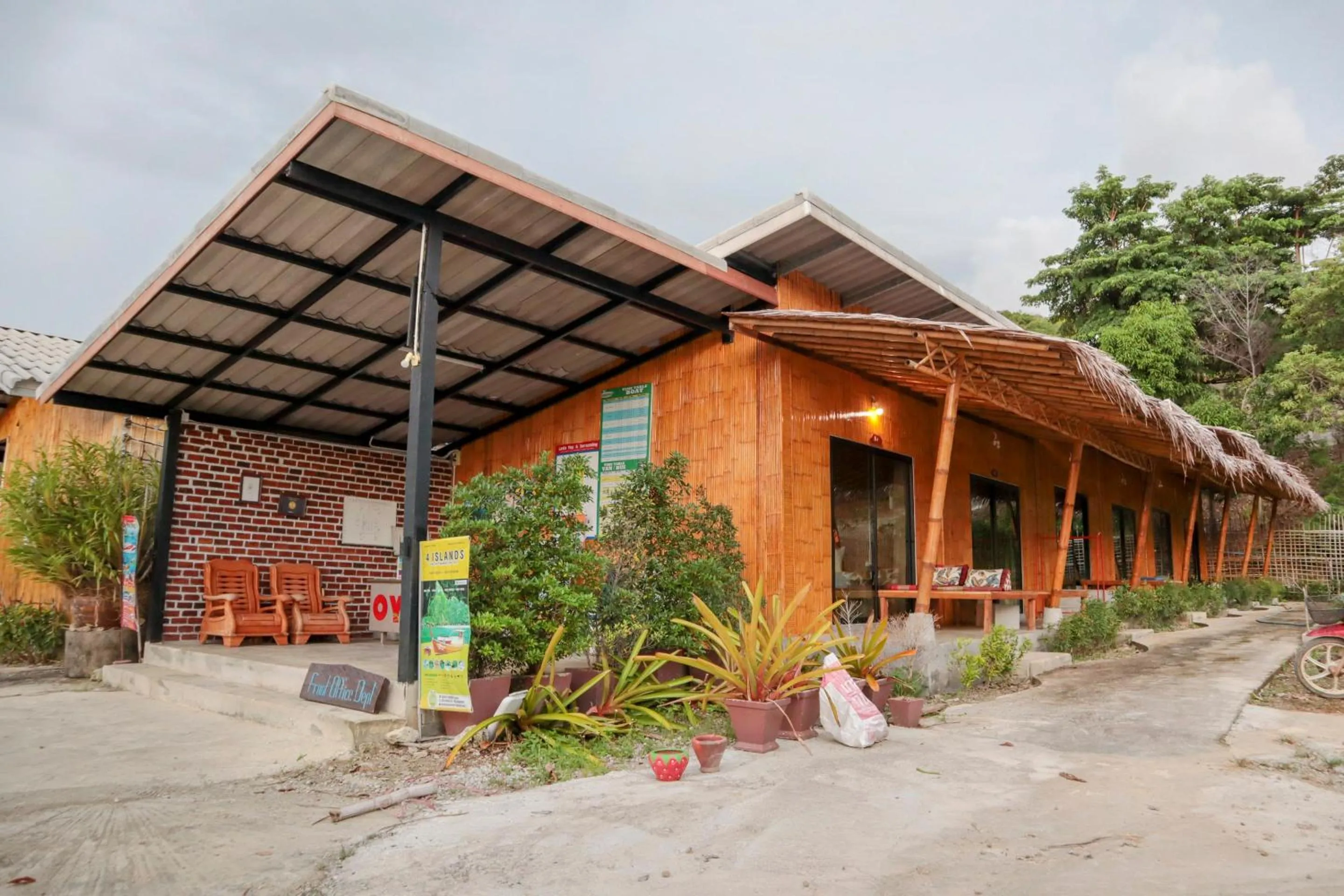 Facade/entrance in Chom Dao Resort