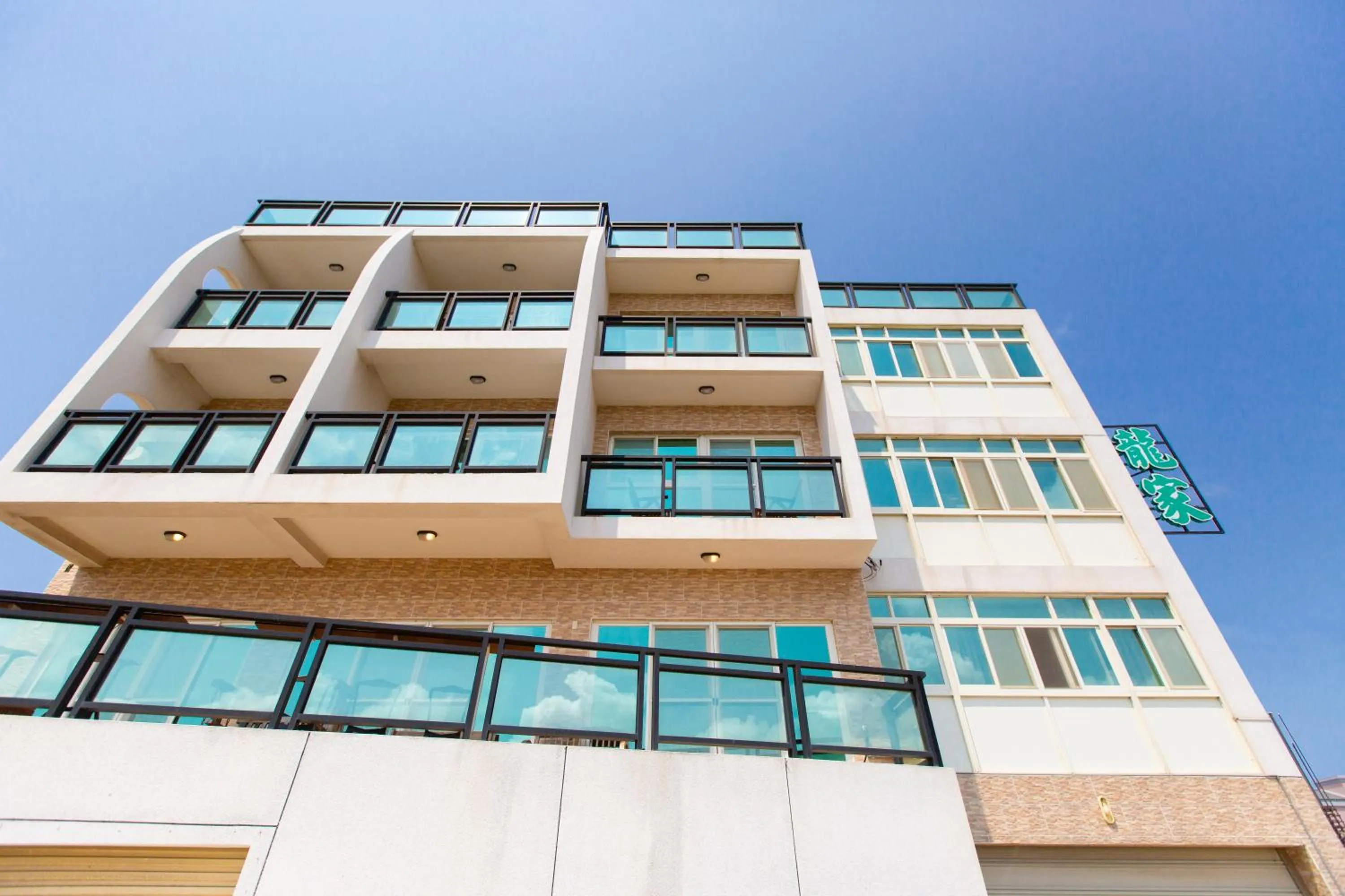 Property building in 龍家民宿 The Laid-back Dragon Lodge