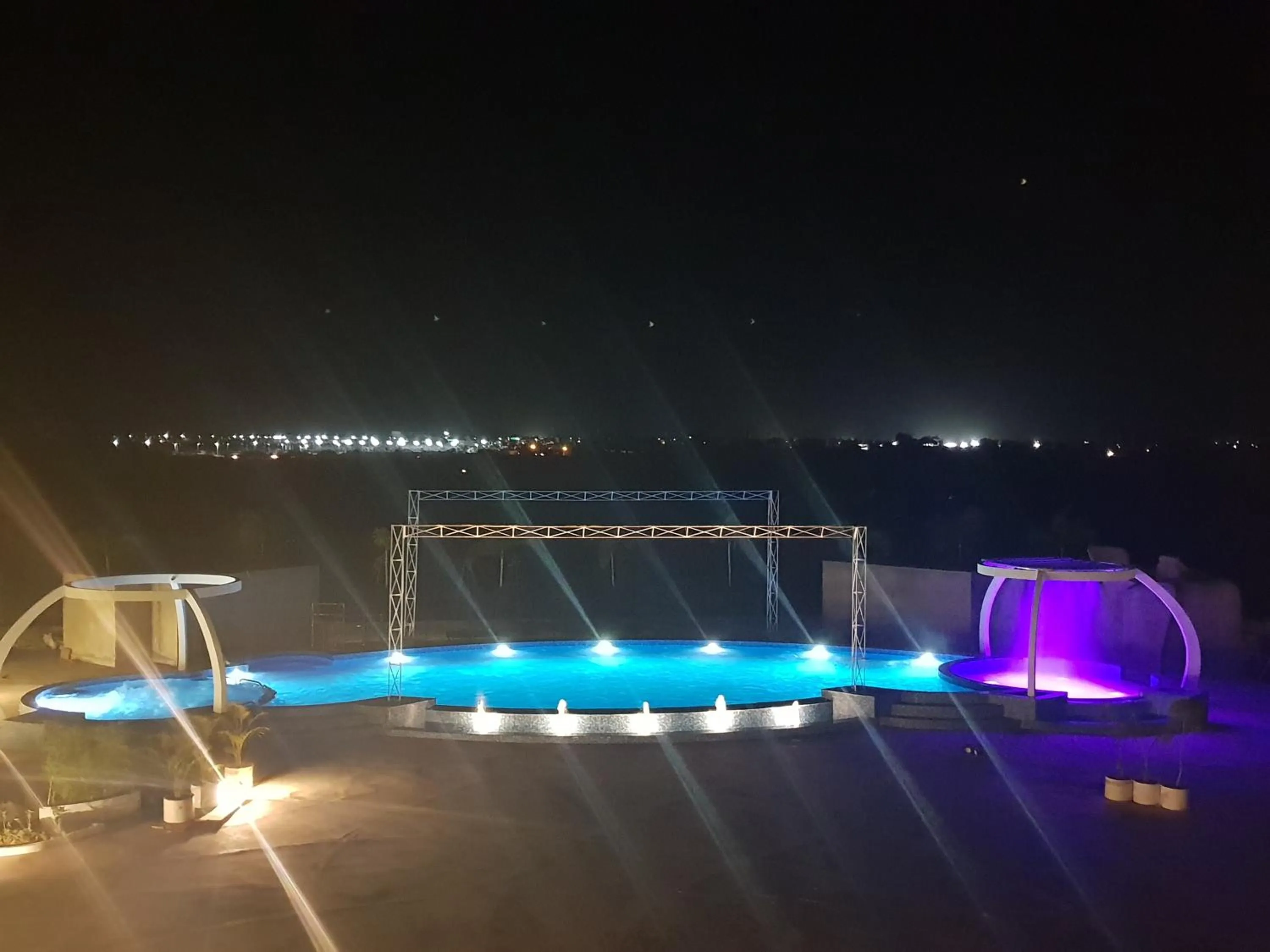 Swimming pool in Hotel Mittal Paradise