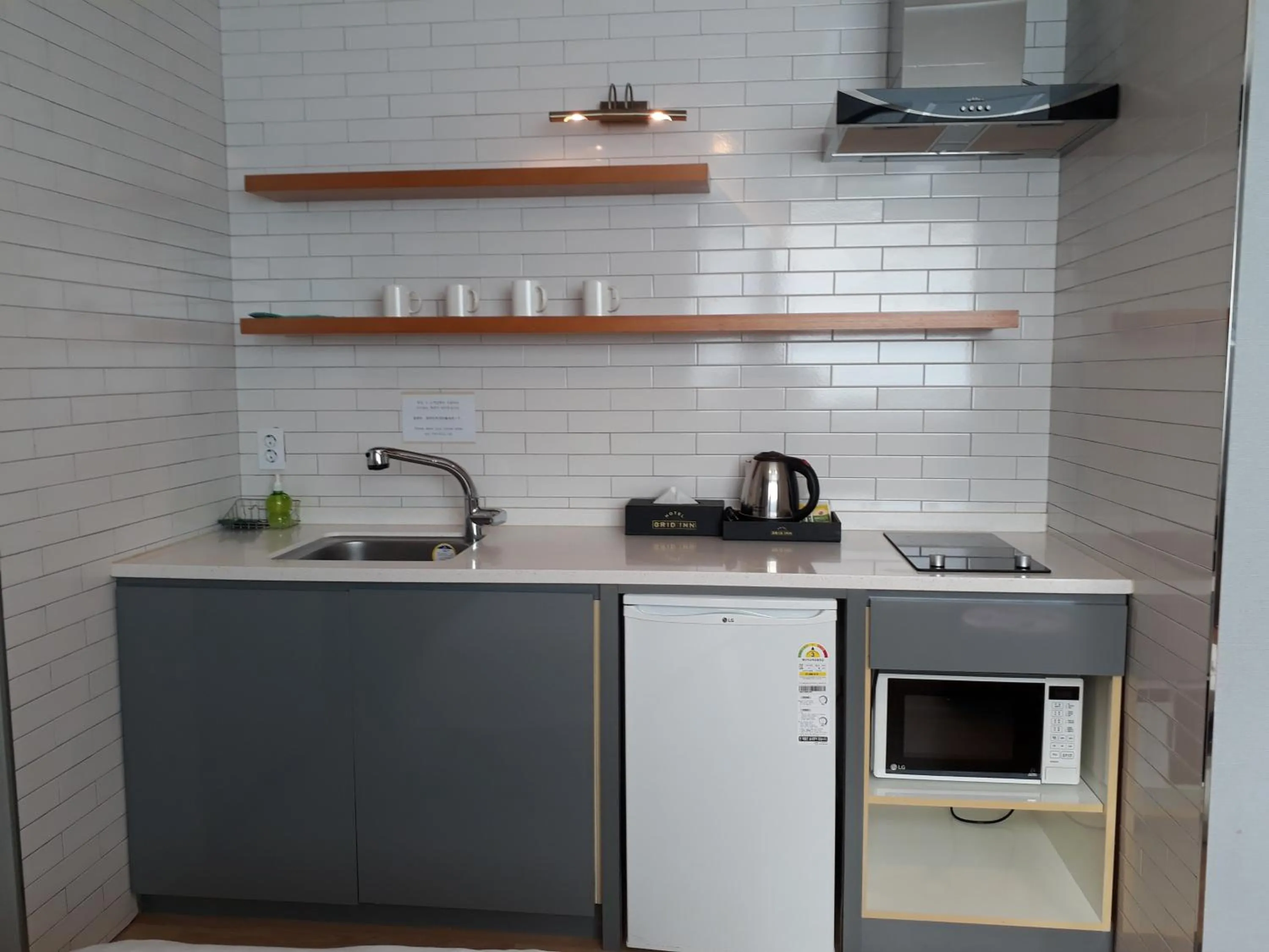 Kitchen or kitchenette in Grid Inn Hotel