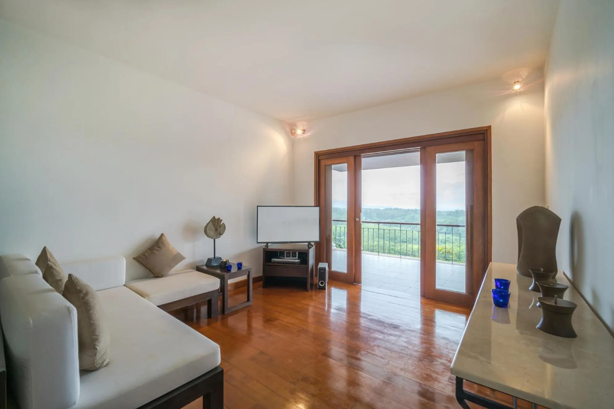 TV and multimedia in Vichuda Hills by RESAVA