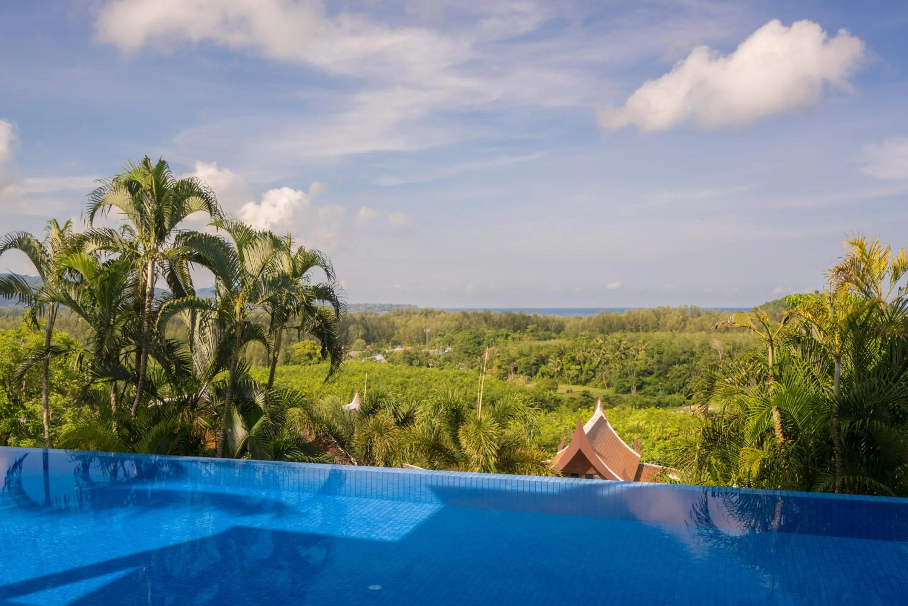 Swimming pool in Vichuda Hills by RESAVA