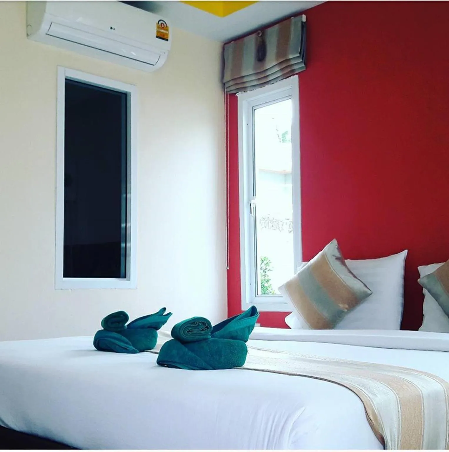 Bedroom, Bed in Popular Lanta Resort