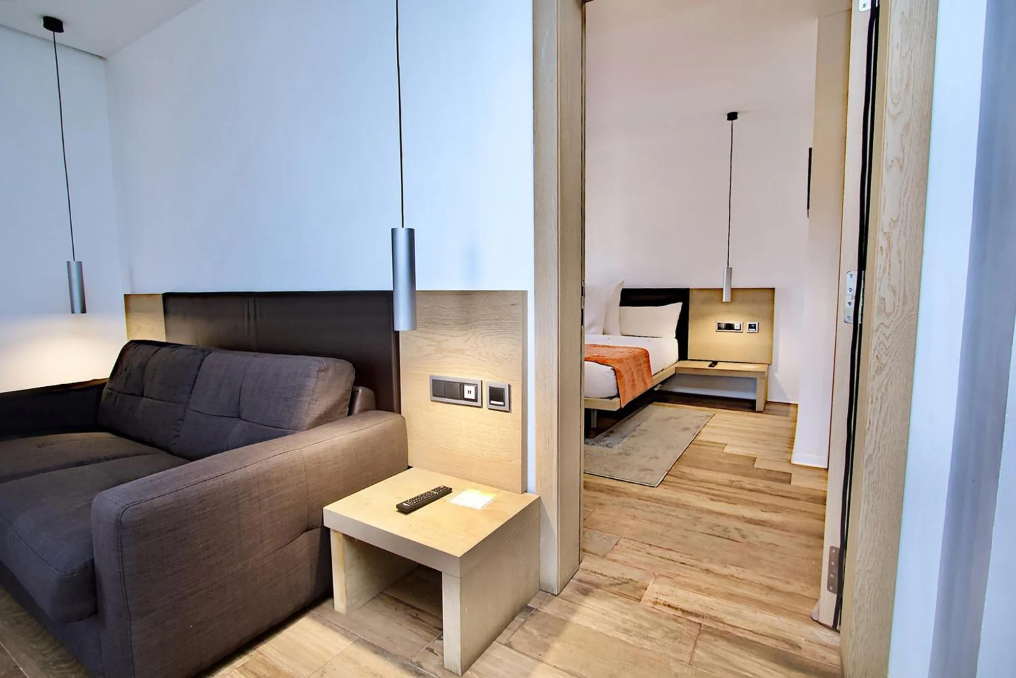 Seating area, Bed in SV Chrome