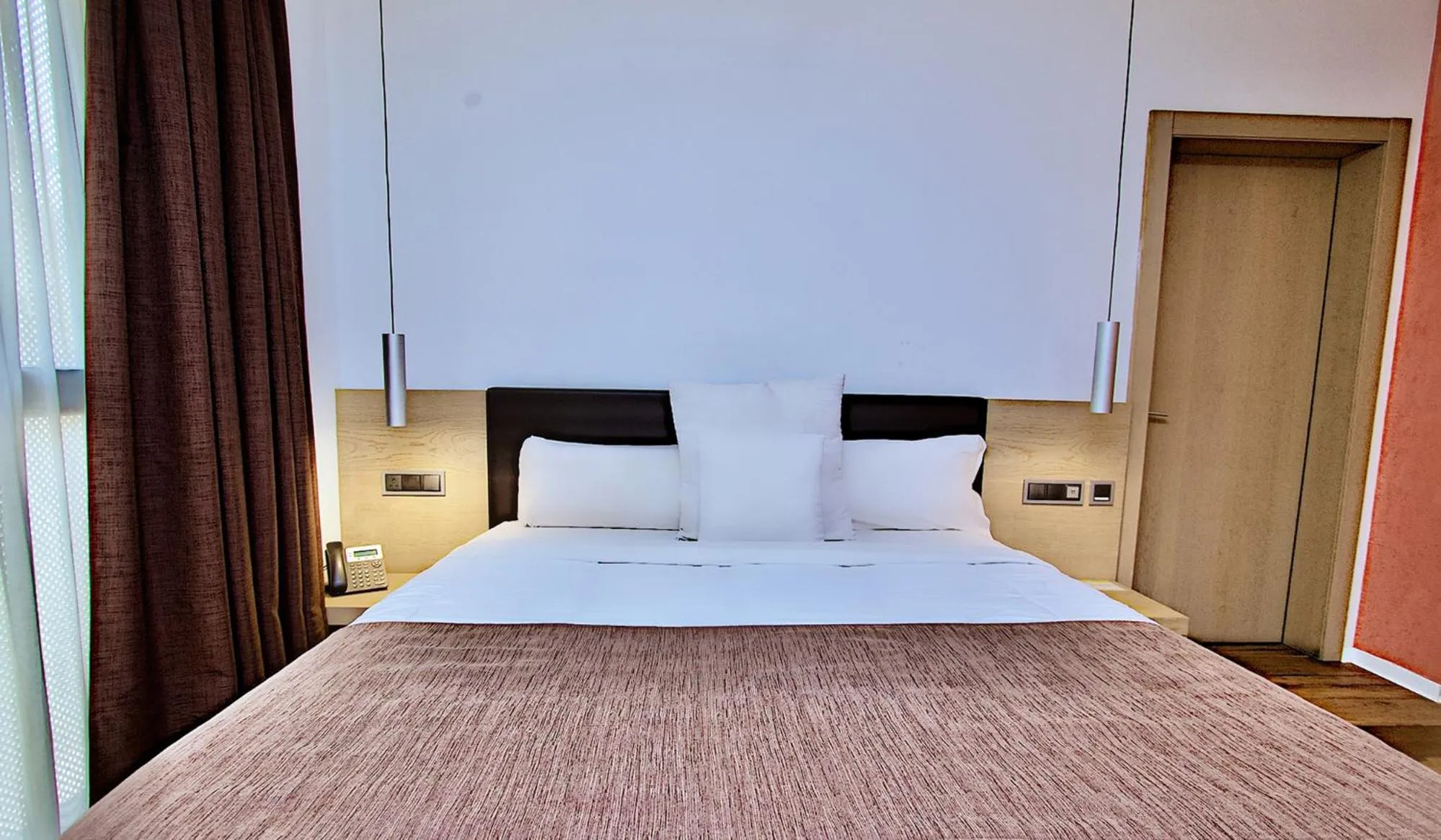 Bedroom, Bed in SV Chrome