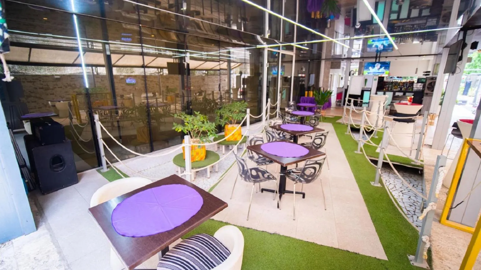 Lounge or bar in SV Chrome