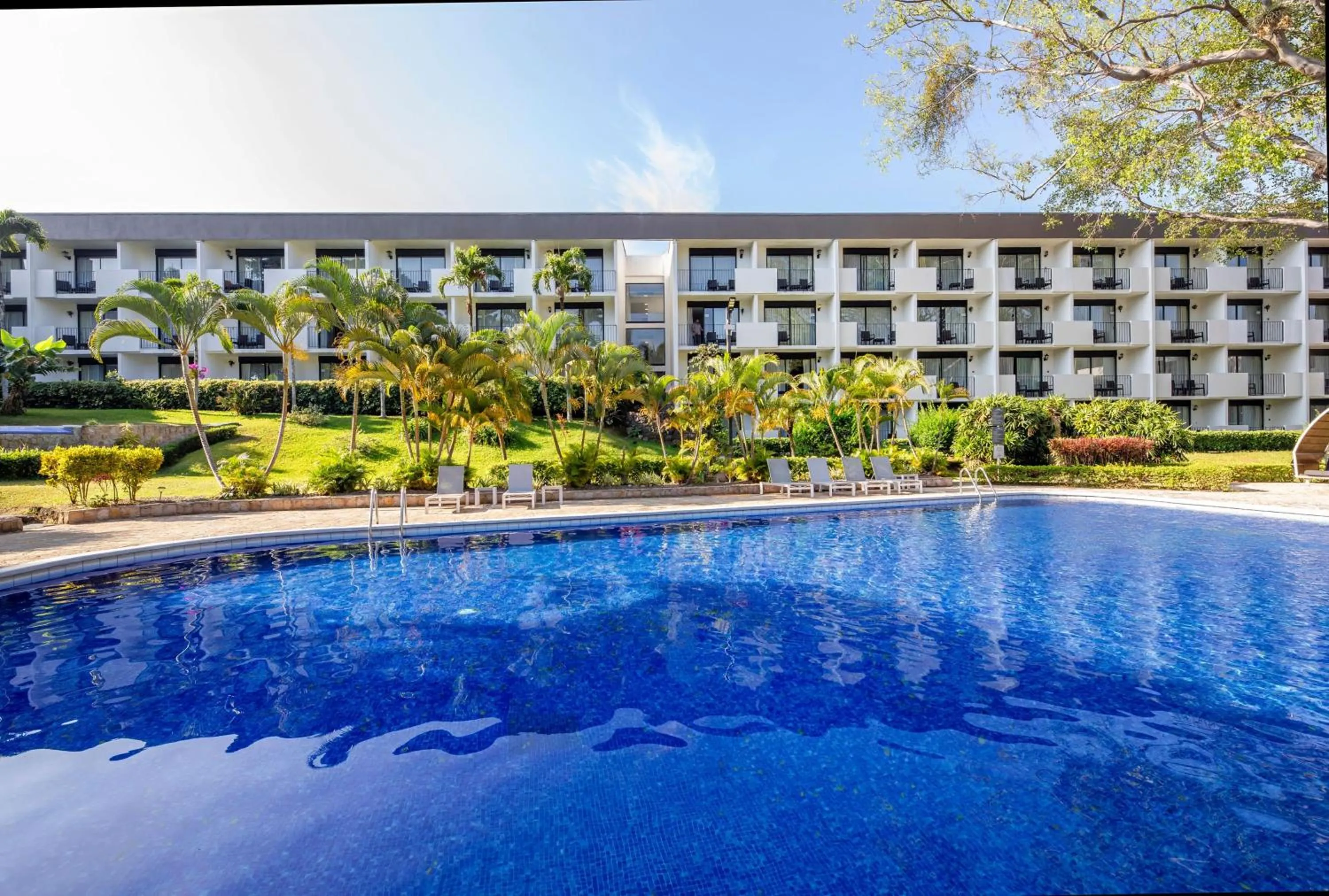 Swimming pool in Holiday Inn San Jose La Sabana by IHG