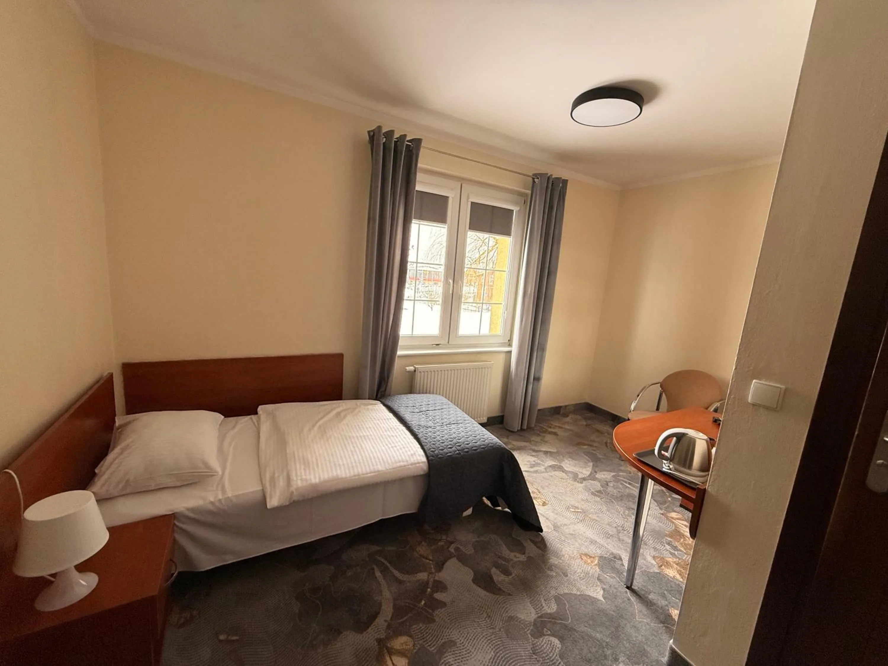 Property building, Bed in Hotel Gryf