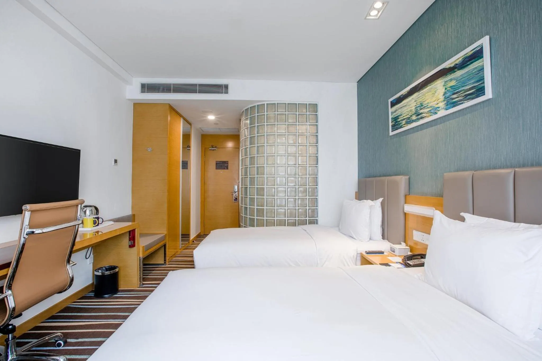 Photo of the whole room, Bed in Holiday Inn Express Xi'an North by IHG