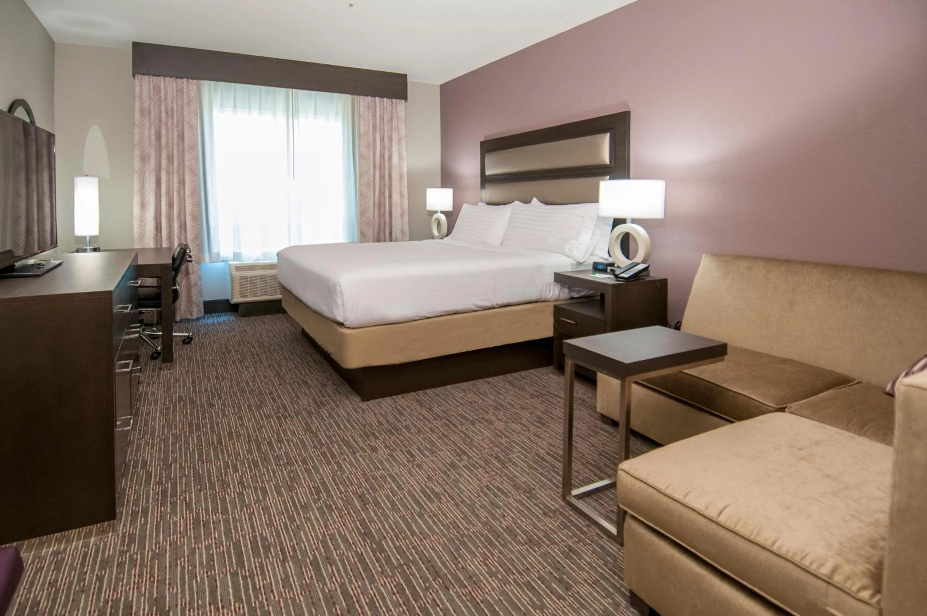 Photo of the whole room, Bed in Holiday Inn - New Orleans Airport North by IHG