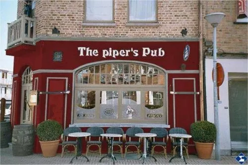 Facade/entrance in The Pipers