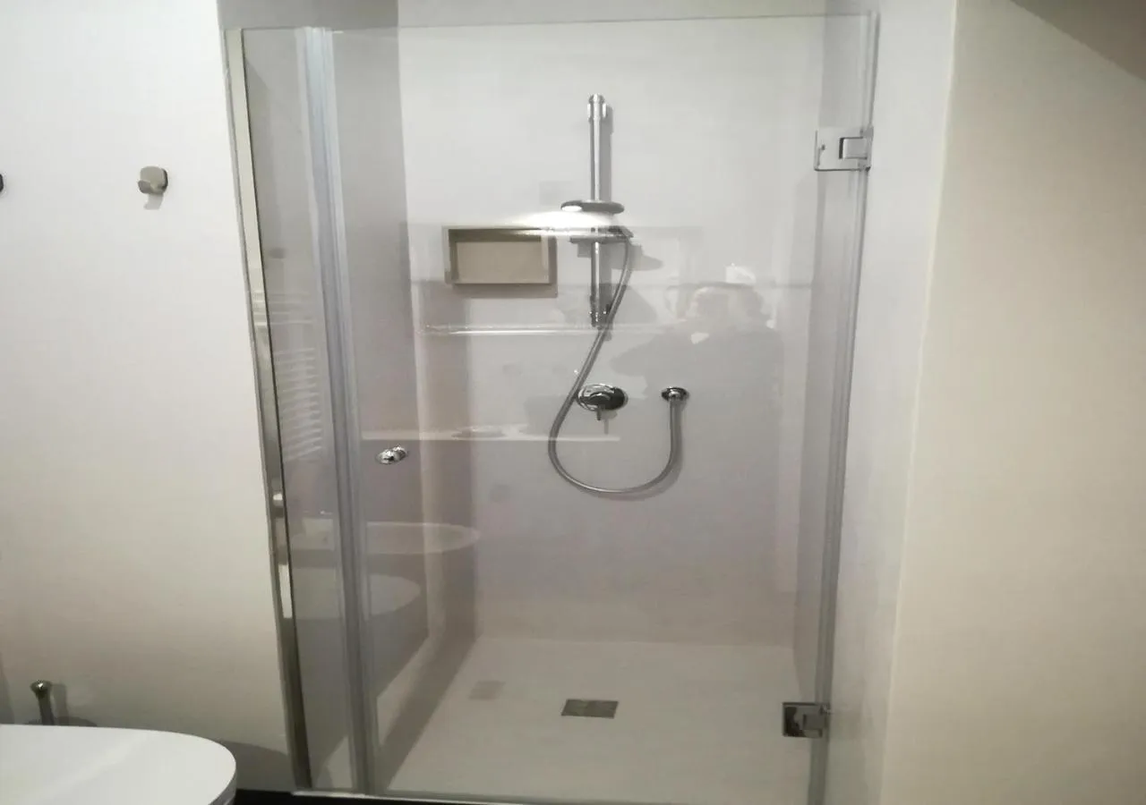 Shower in Persiane al Cassaro