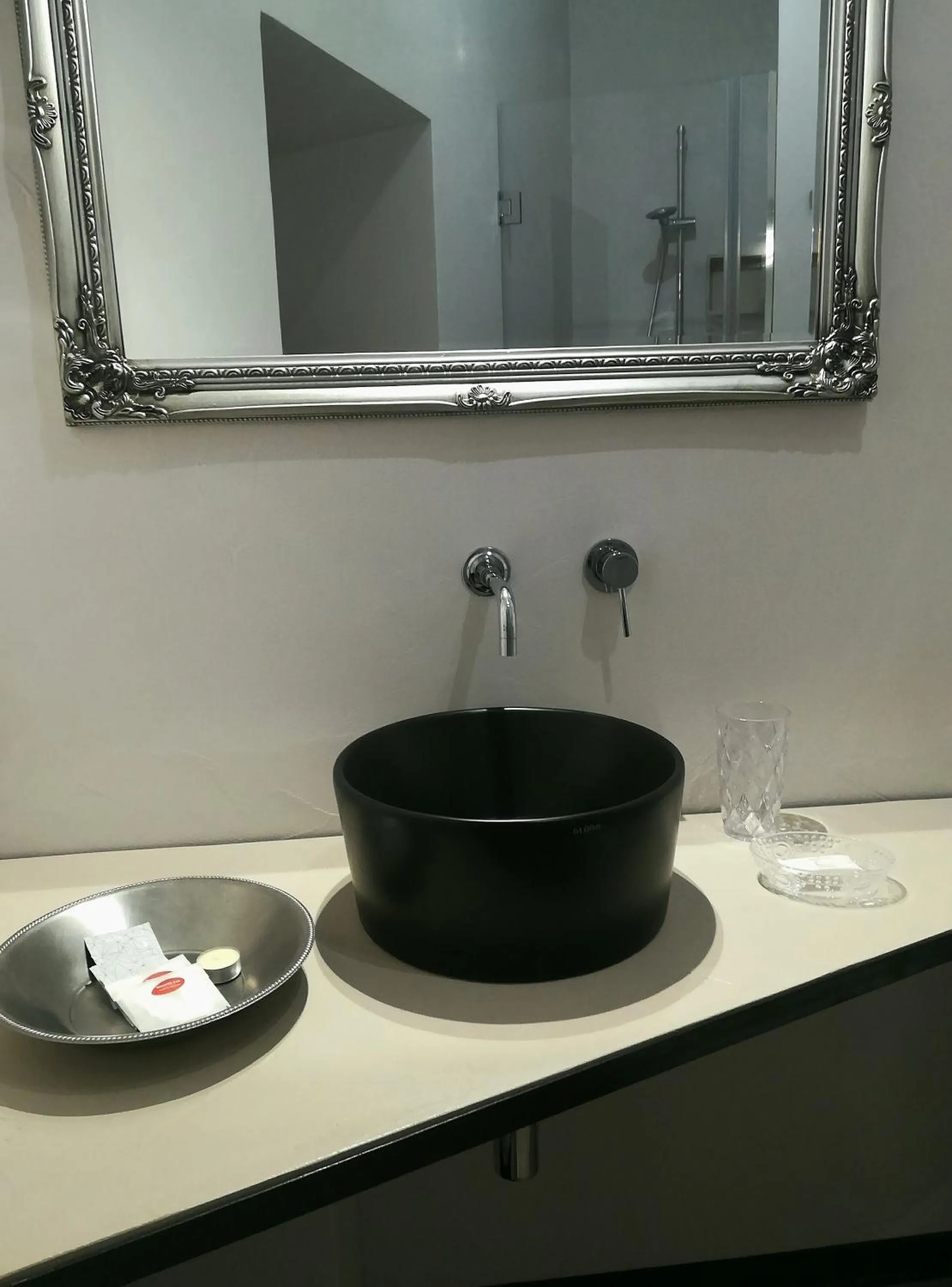 Shower in Persiane al Cassaro