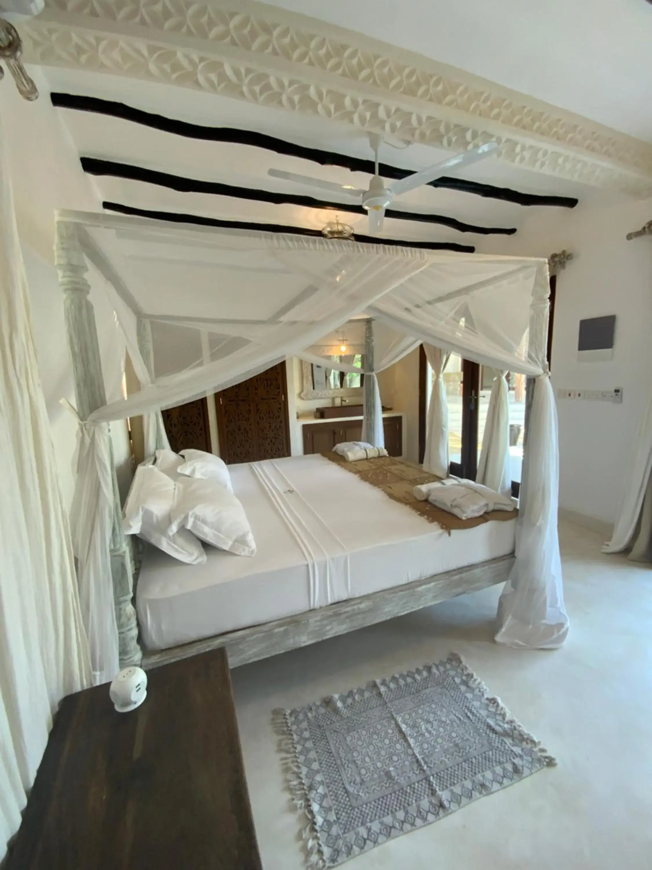 Queen Room with Pool View - single occupancy in Alawi Home Queen Room with Pool View - single occupancy in Alawi Home