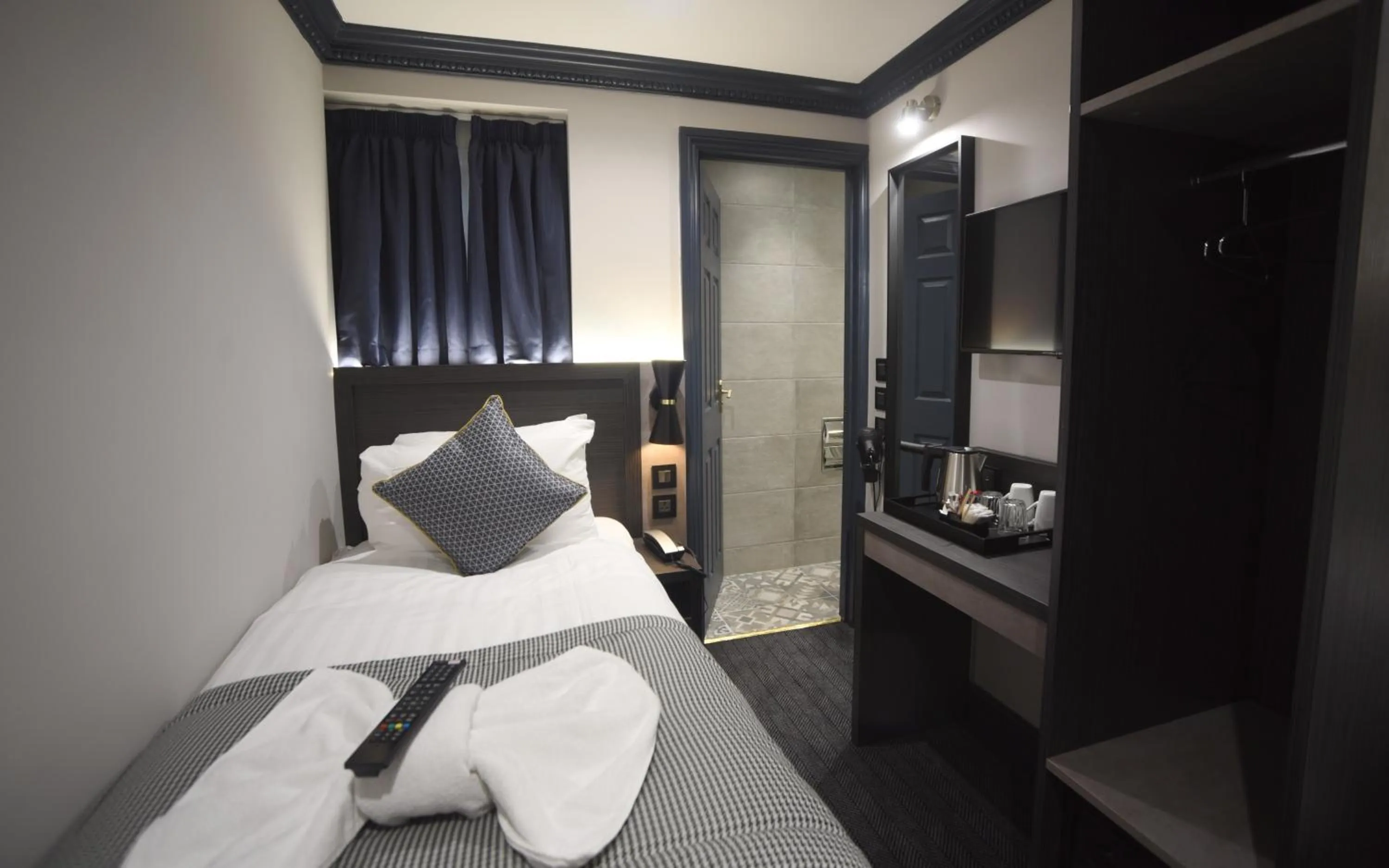 Bathroom, Bed in The House of Toby