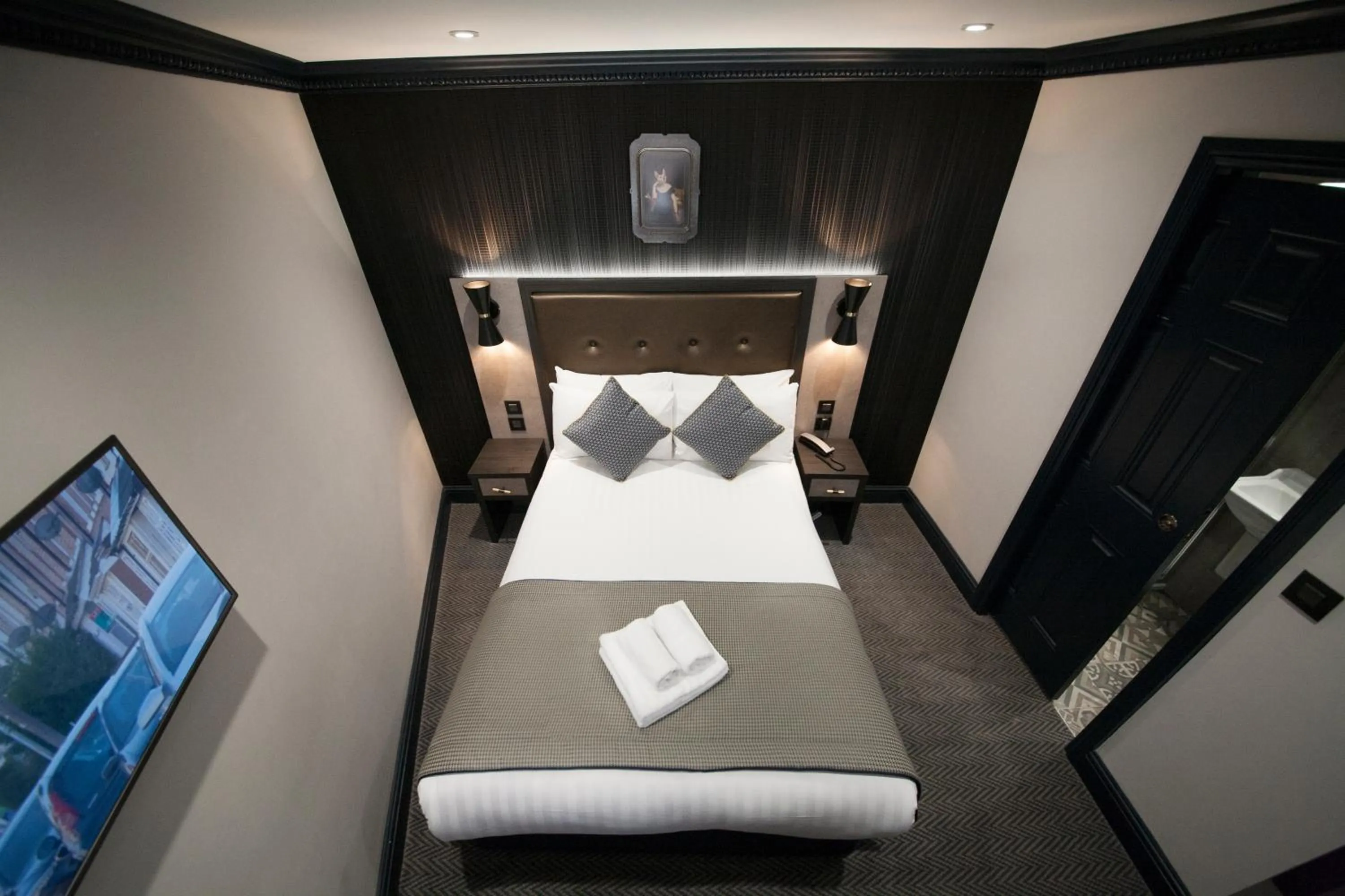 Photo of the whole room, Bed in The House of Toby