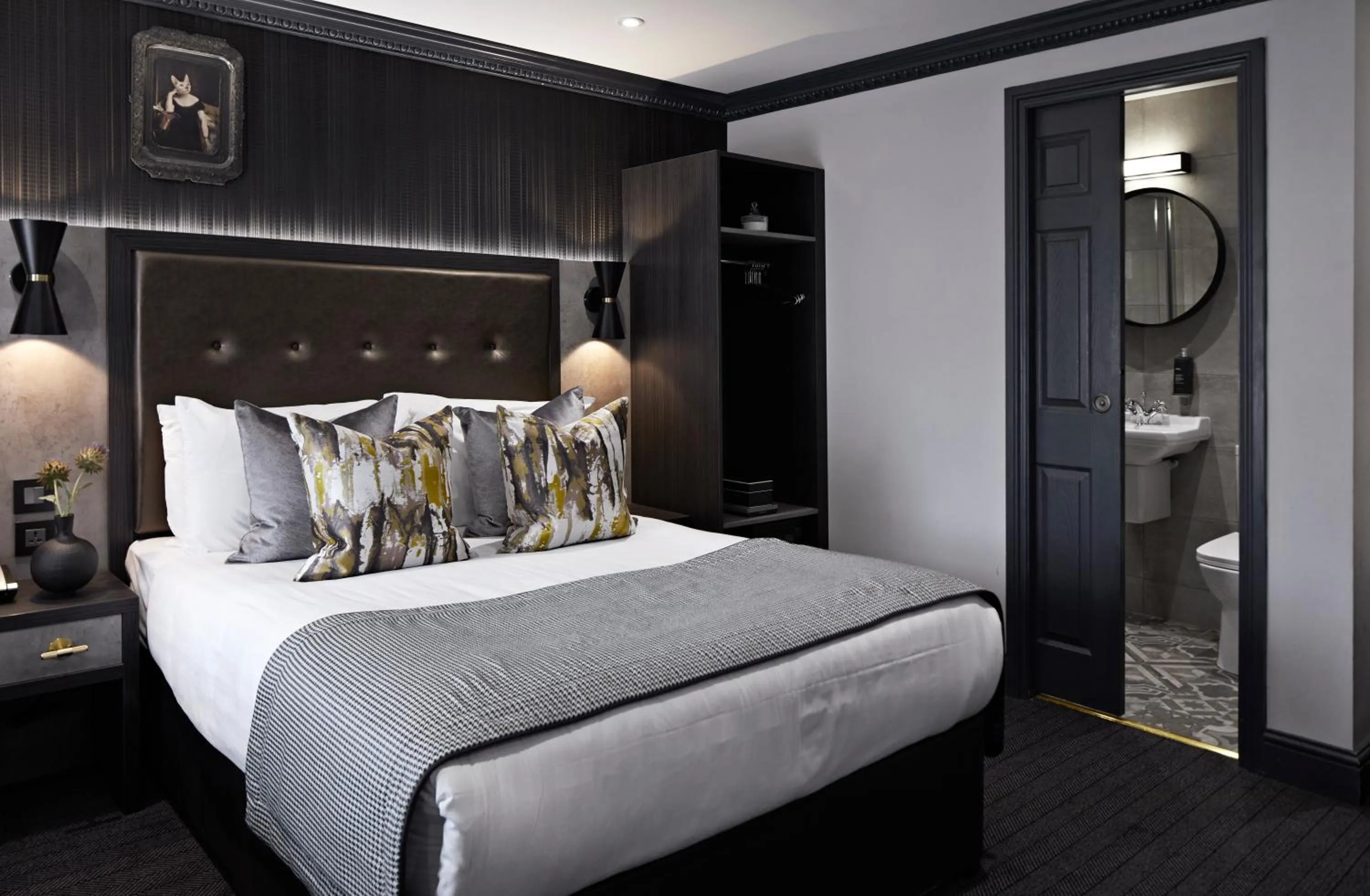 Photo of the whole room, Bed in The House of Toby