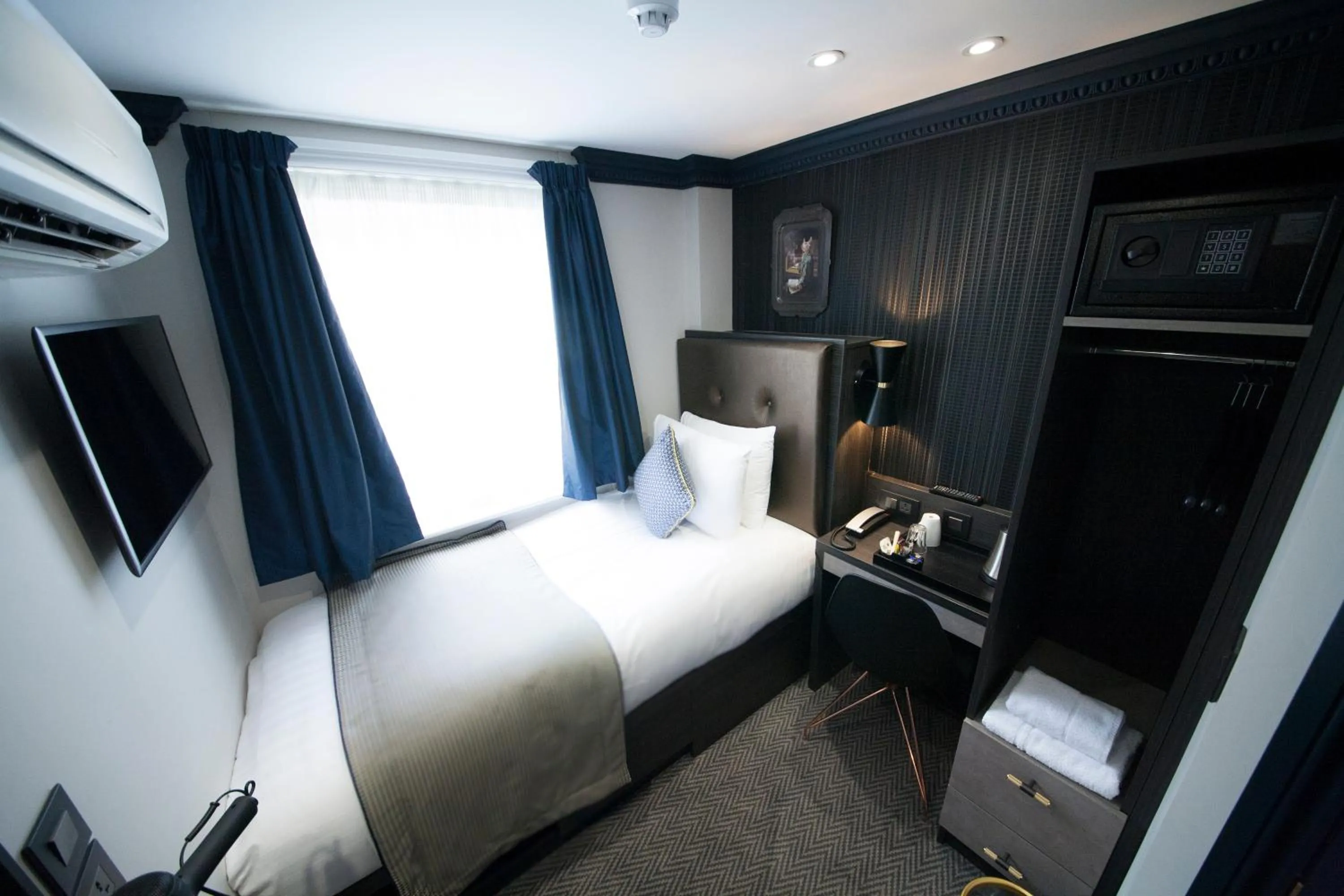 Bedroom, Bed in The House of Toby