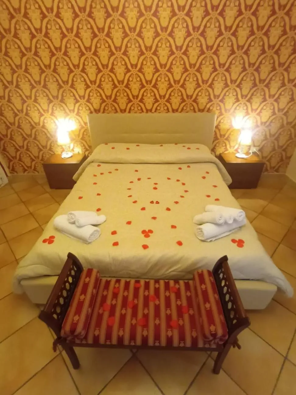 Photo of the whole room, Bed in L'Antica Caiatia