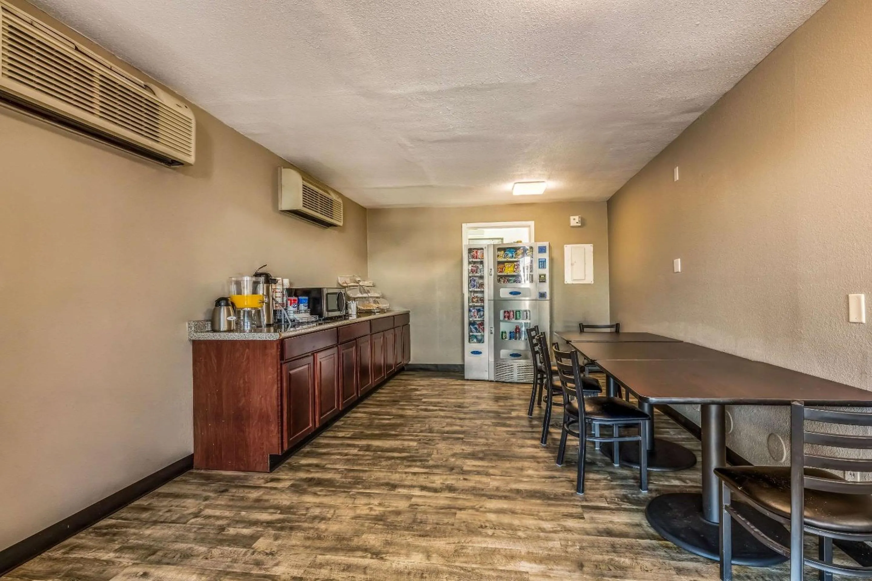 Restaurant/Places to Eat in Econo Lodge