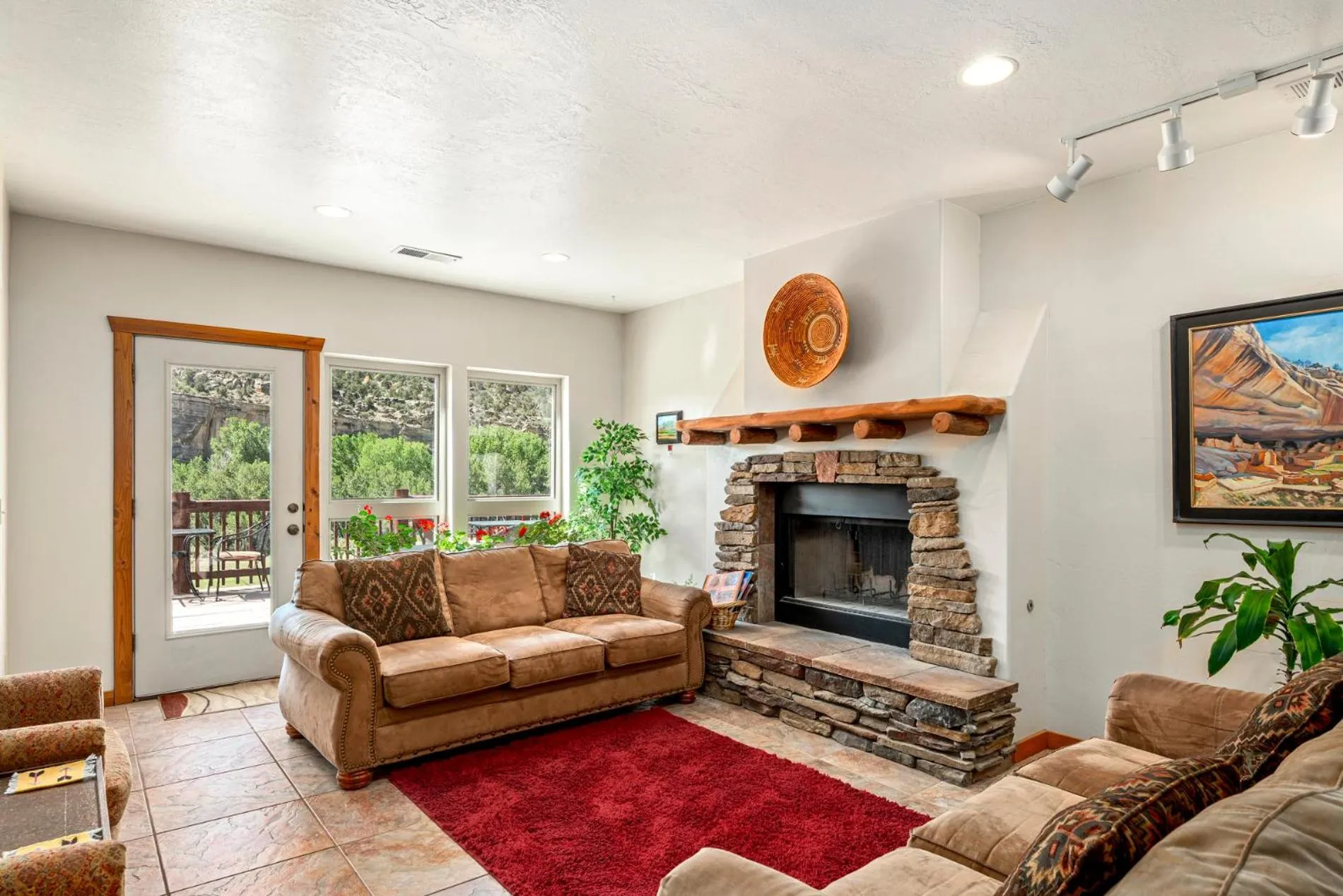 Communal lounge/ TV room in Slot Canyons Inn Bed & Breakfast