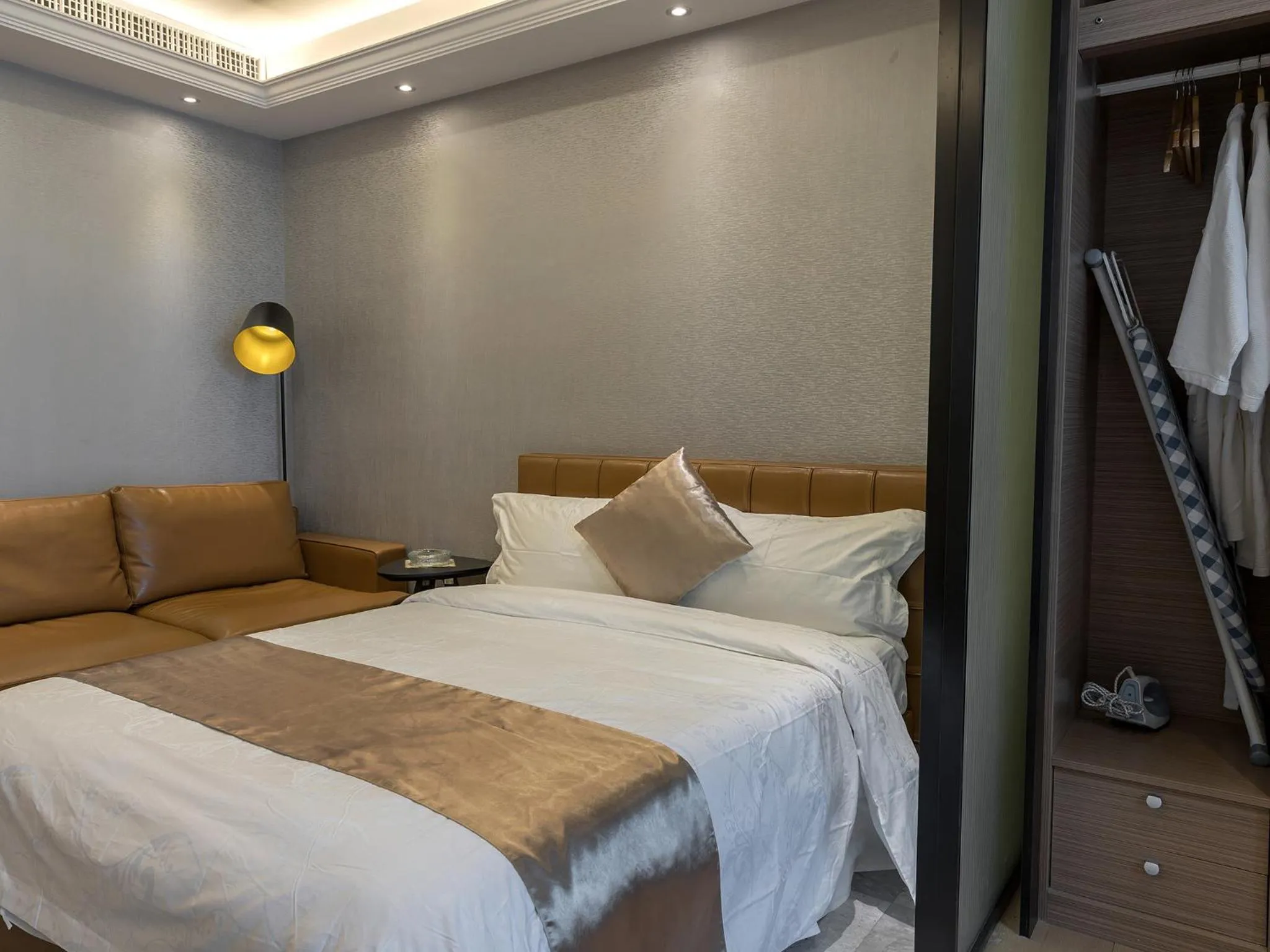 Photo of the whole room, Bed in Pengman Beijing Road A-mall Apartment