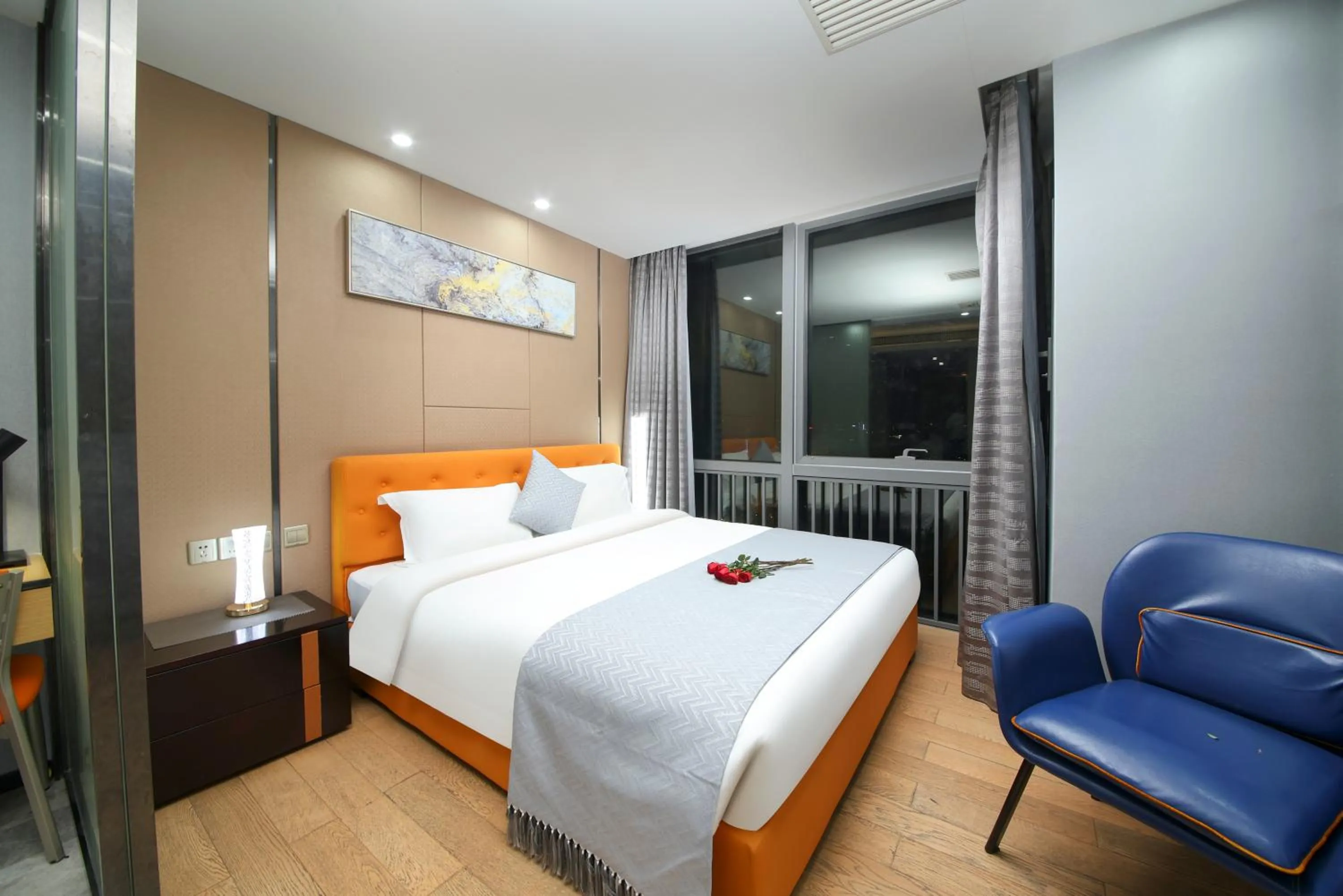 Photo of the whole room, Bed in Pengman Beijing Road A-mall Apartment