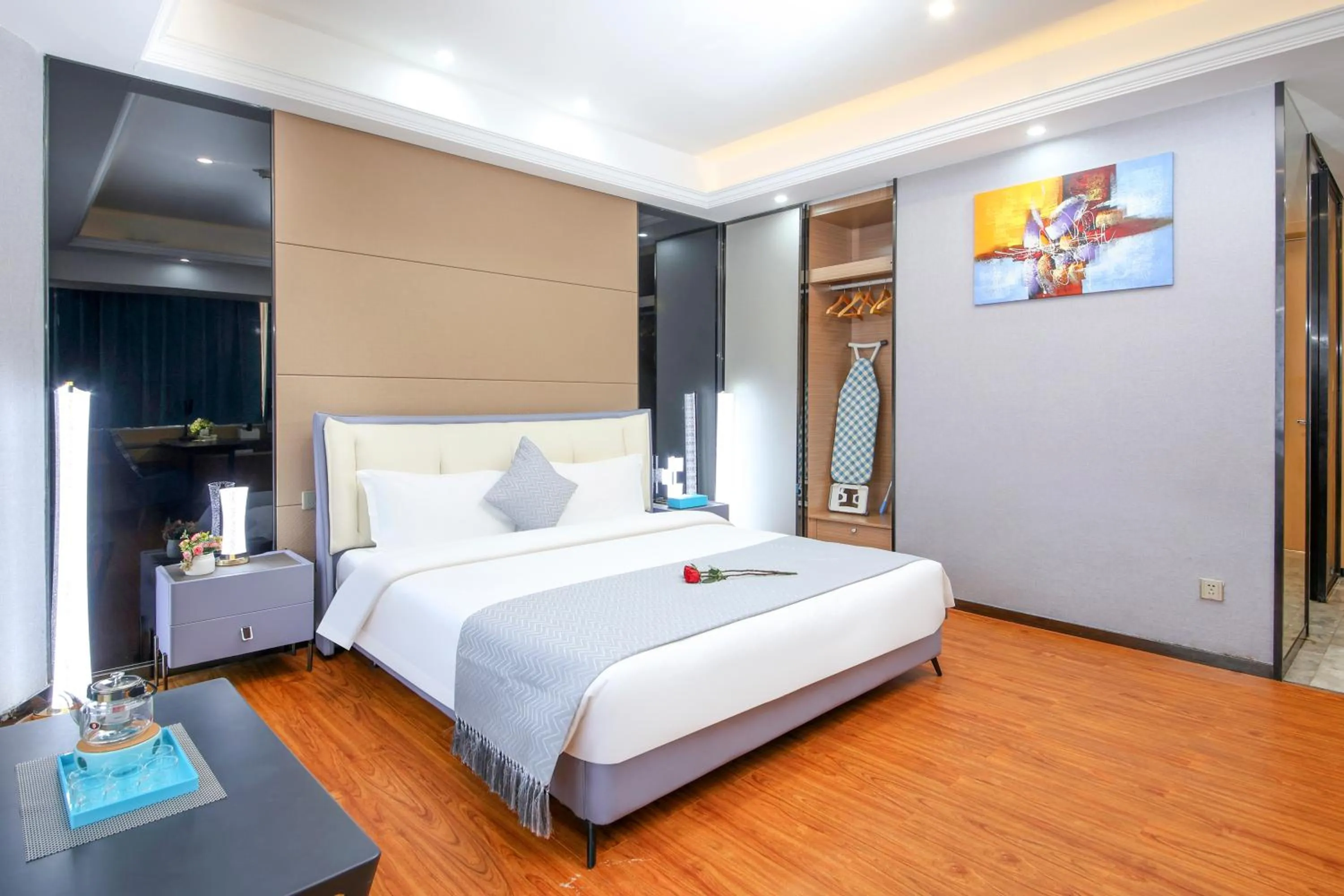 Photo of the whole room, Bed in Pengman Beijing Road A-mall Apartment