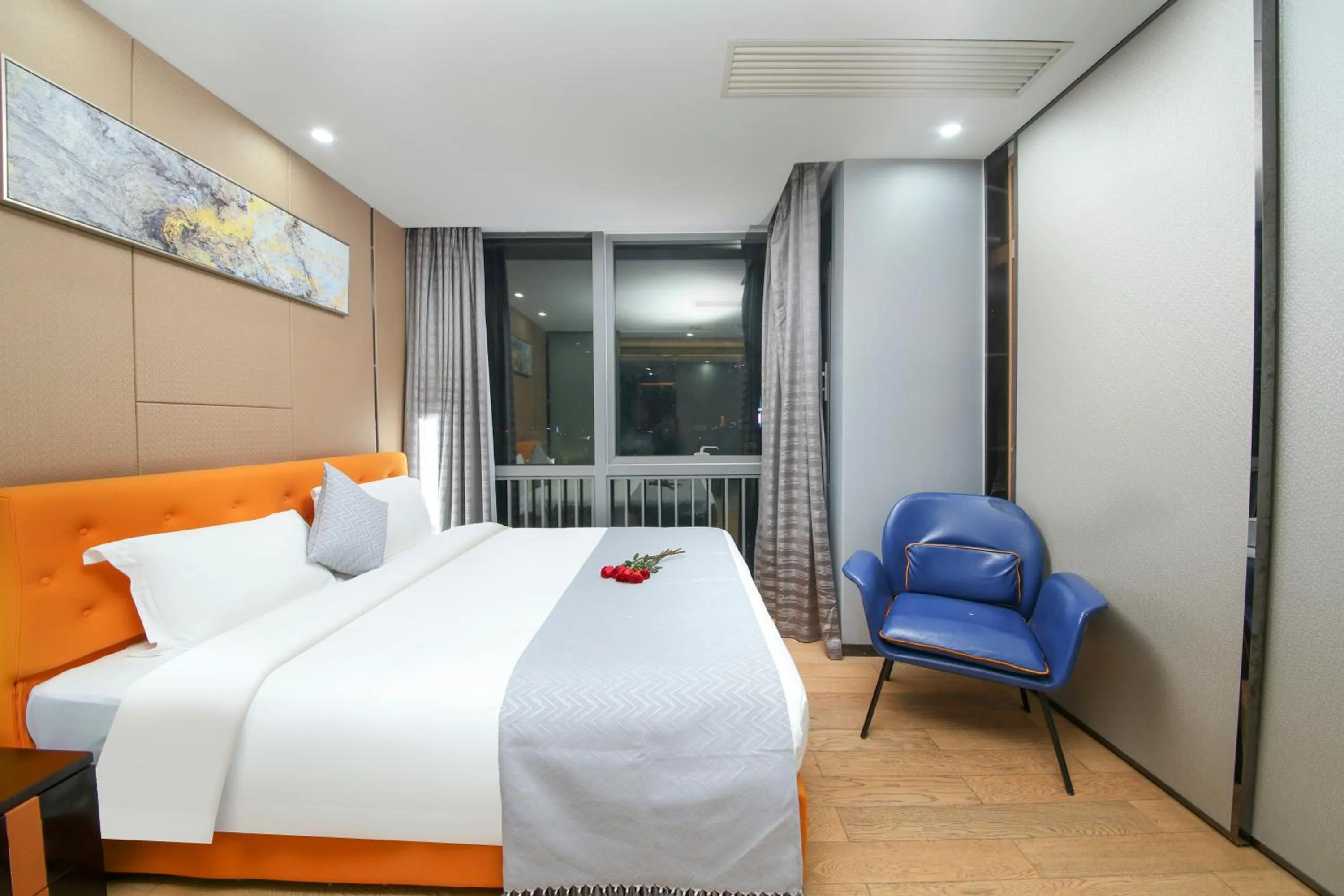Photo of the whole room, Bed in Pengman Beijing Road A-mall Apartment
