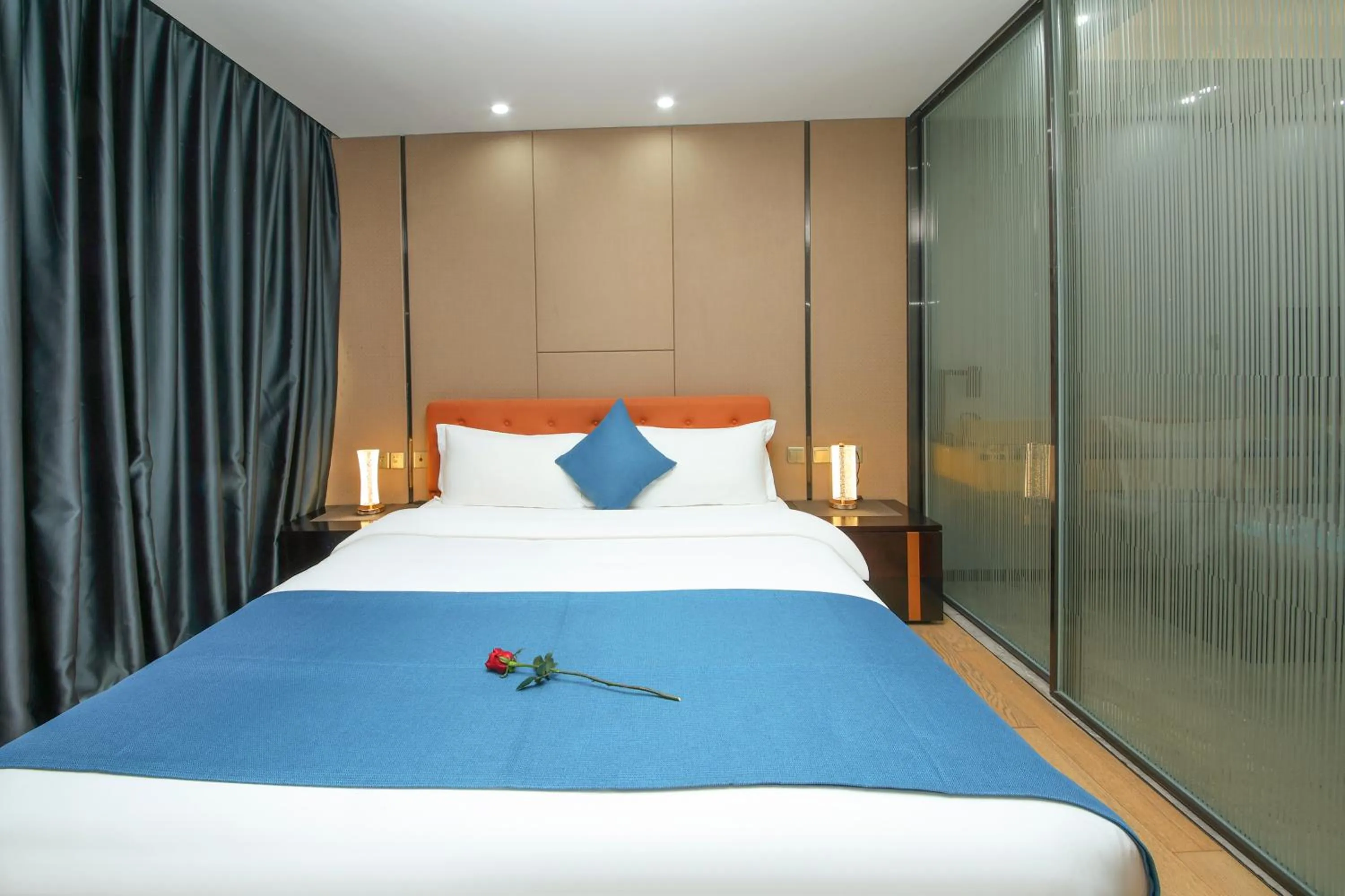 Photo of the whole room, Bed in Pengman Beijing Road A-mall Apartment