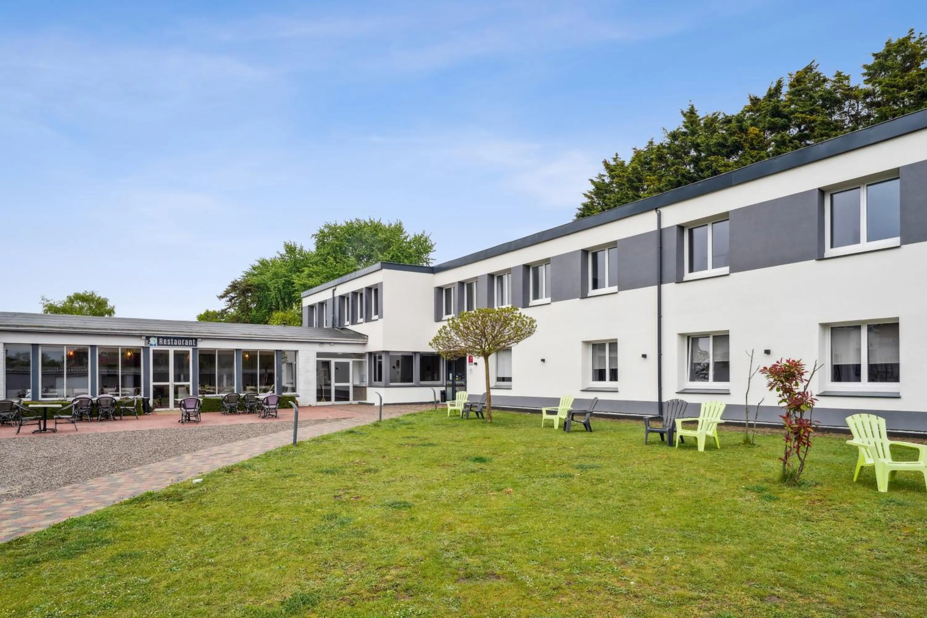 Property building in Hôtel Restaurant AKENA Camiers-Le Touquet - 2 étoiles