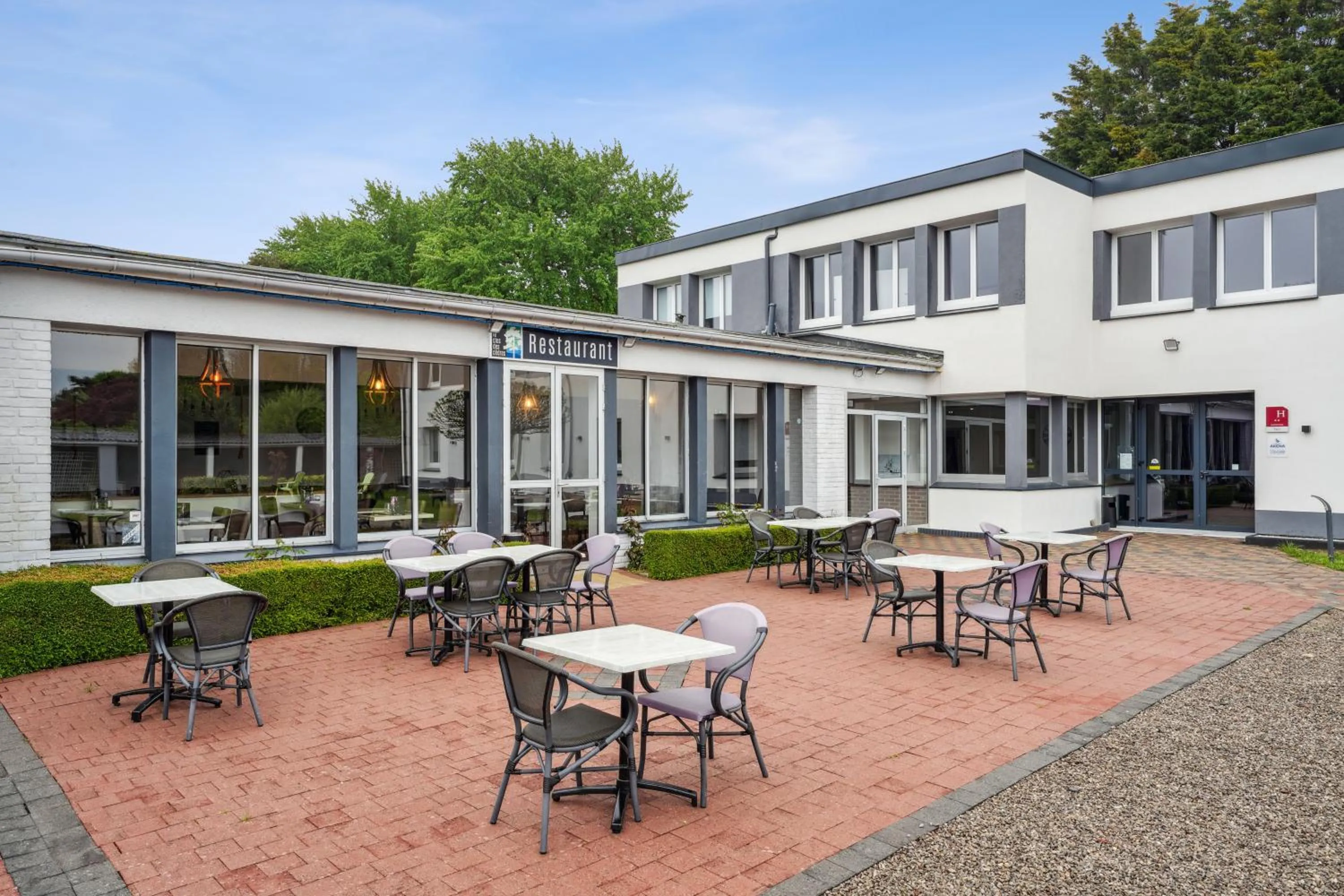 Patio in Hôtel Restaurant AKENA Camiers-Le Touquet - 2 étoiles