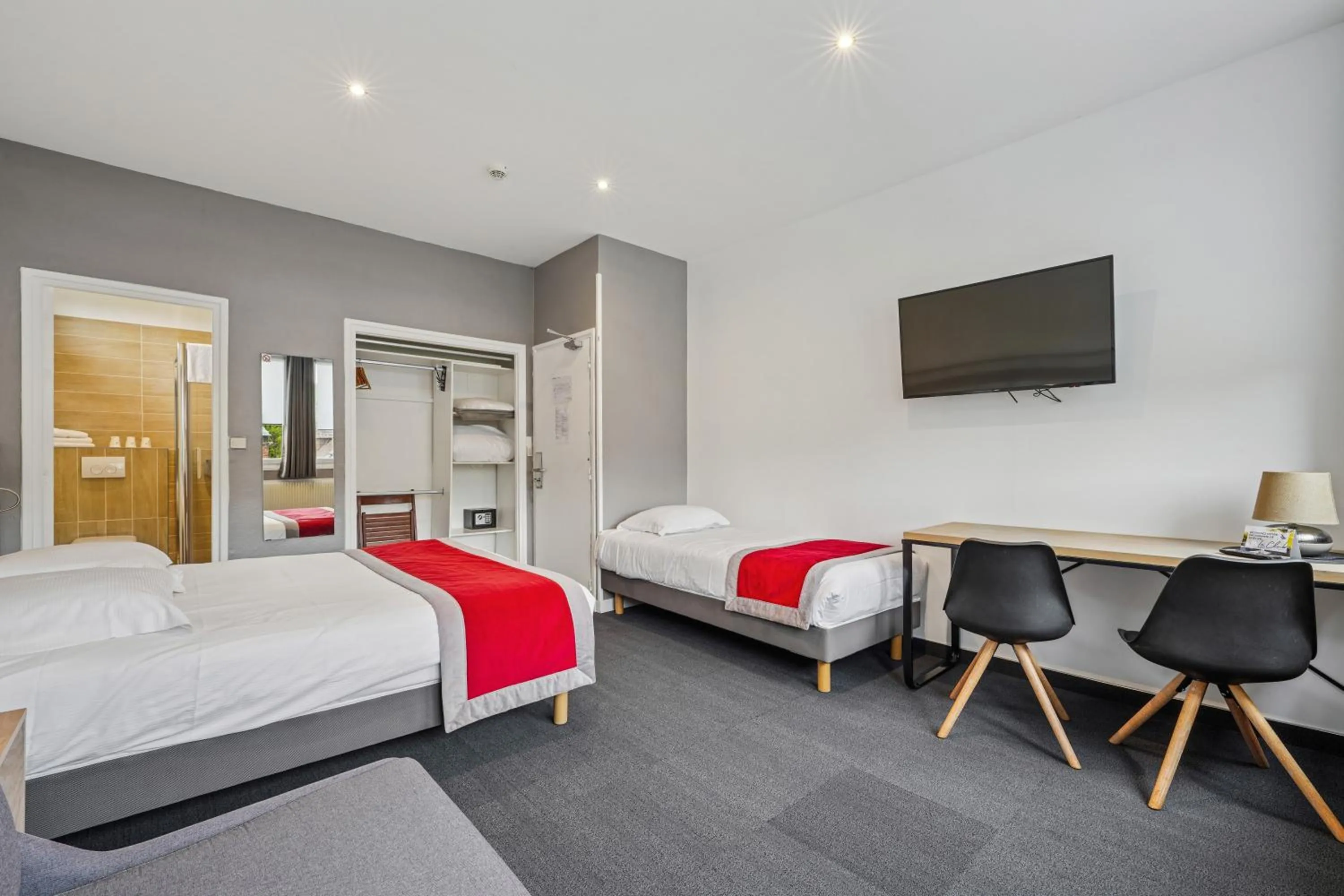 Photo of the whole room, Bed in Hôtel Restaurant AKENA Camiers-Le Touquet - 2 étoiles