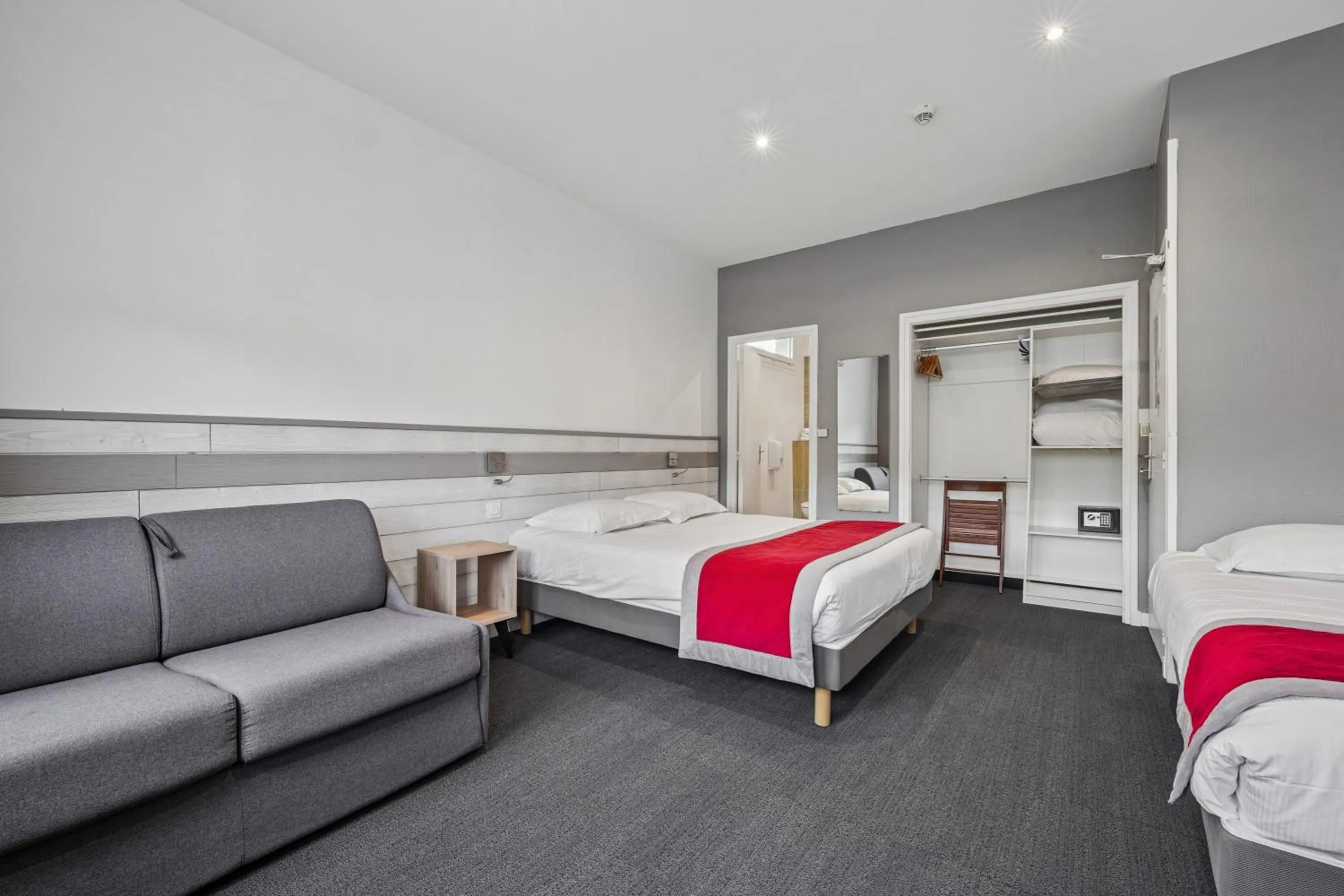 Photo of the whole room, Bed in Hôtel Restaurant AKENA Camiers-Le Touquet - 2 étoiles