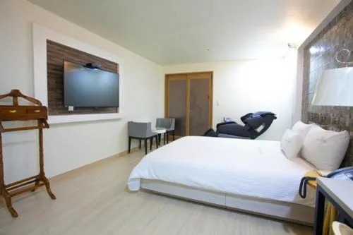 Photo of the whole room, TV/Entertainment Center in CNN Hotel