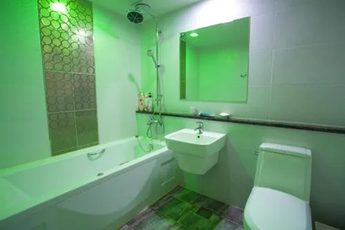 Bathroom in CNN Hotel