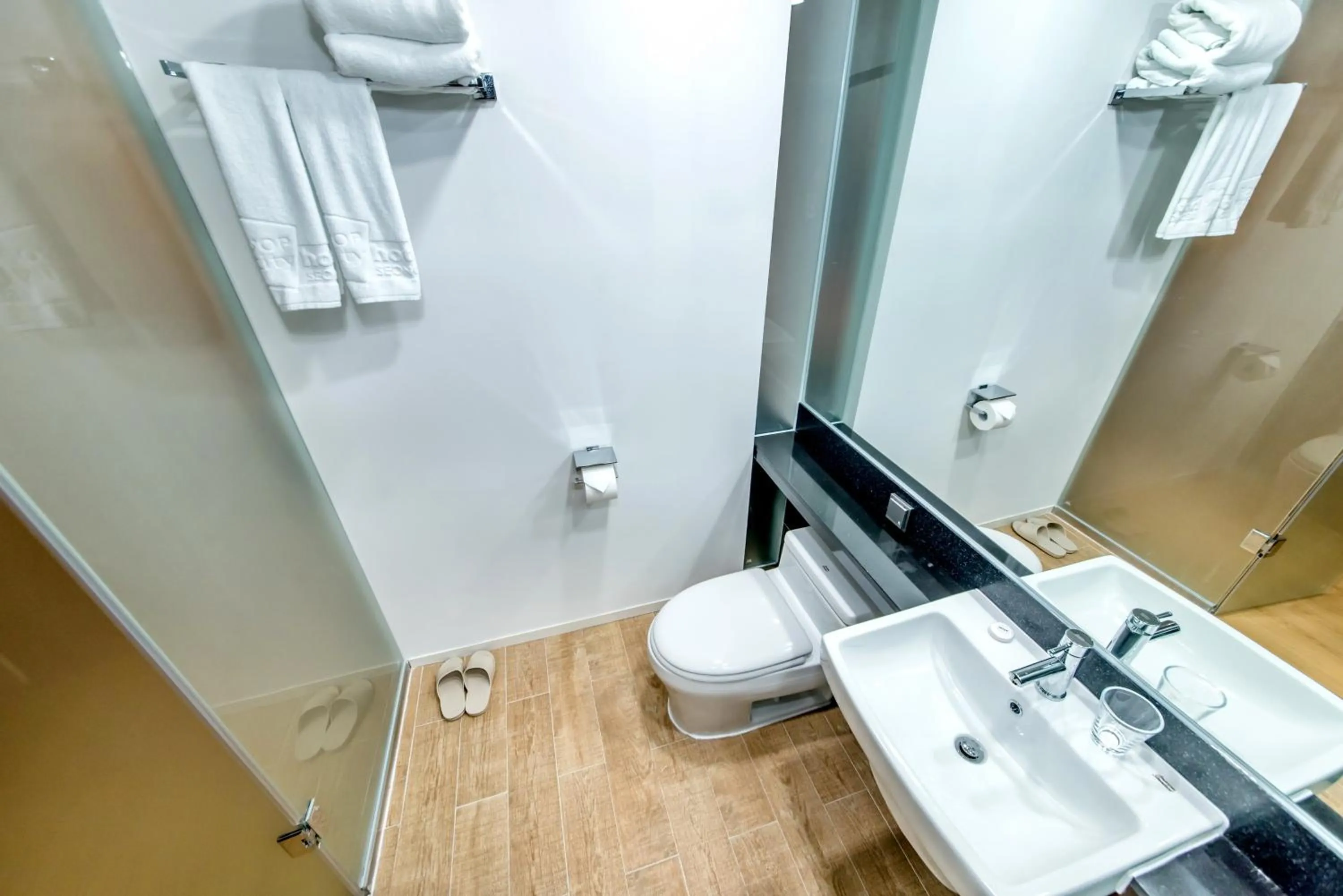 Toilet in Co-op City Hotel Seongsan