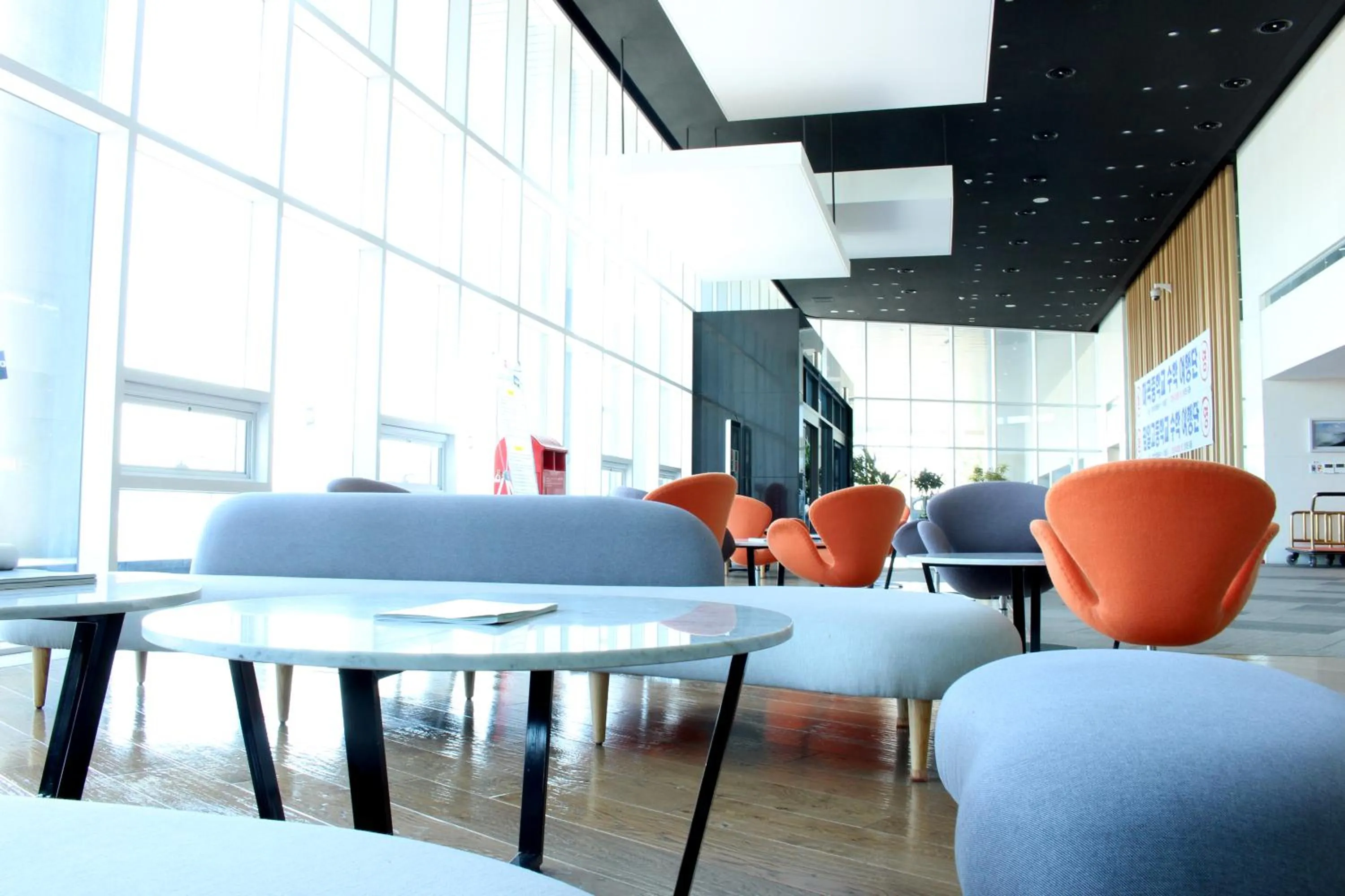 Communal lounge/ TV room in Co-op City Hotel Seongsan