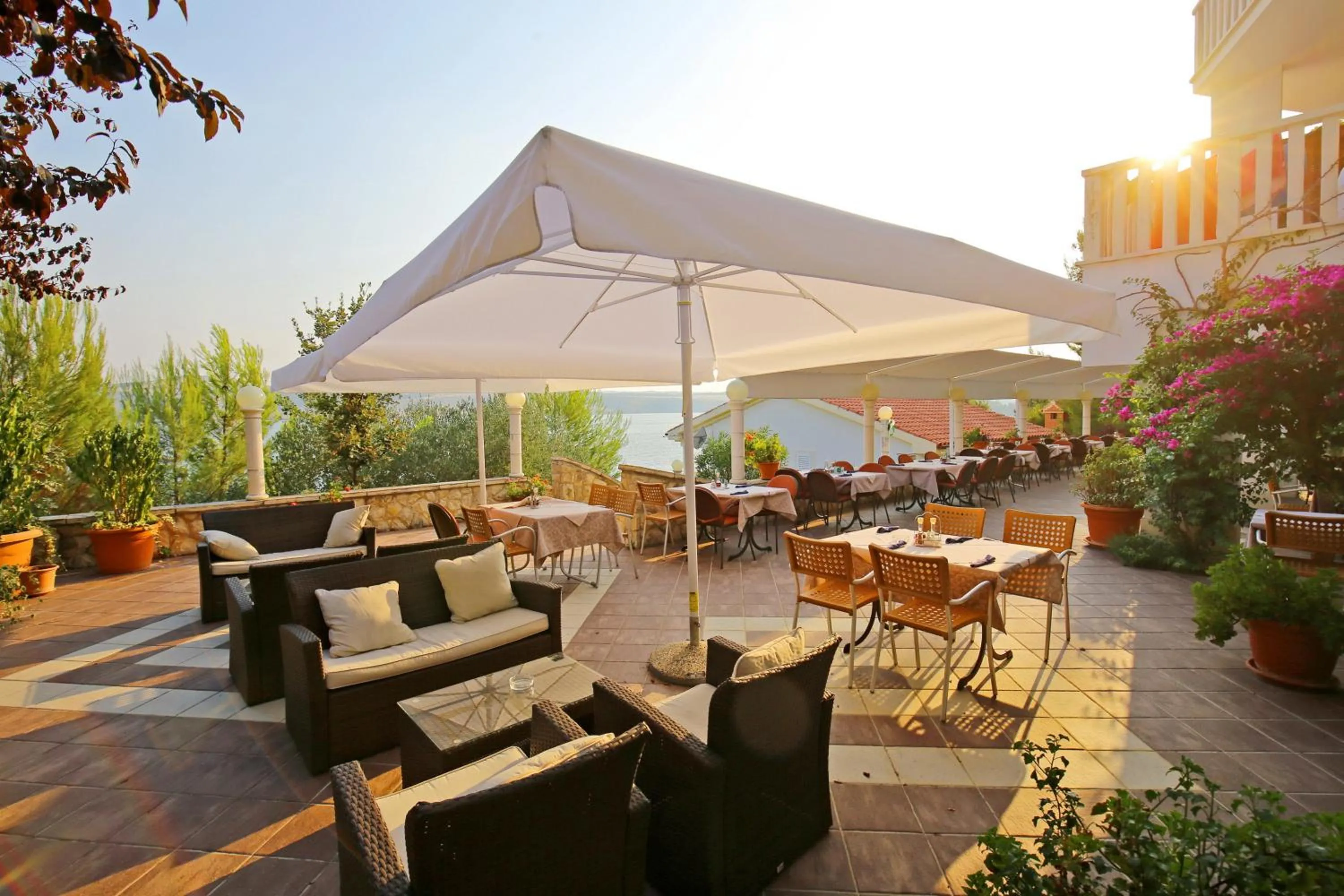 Restaurant/places to eat in Hotel Lucija
